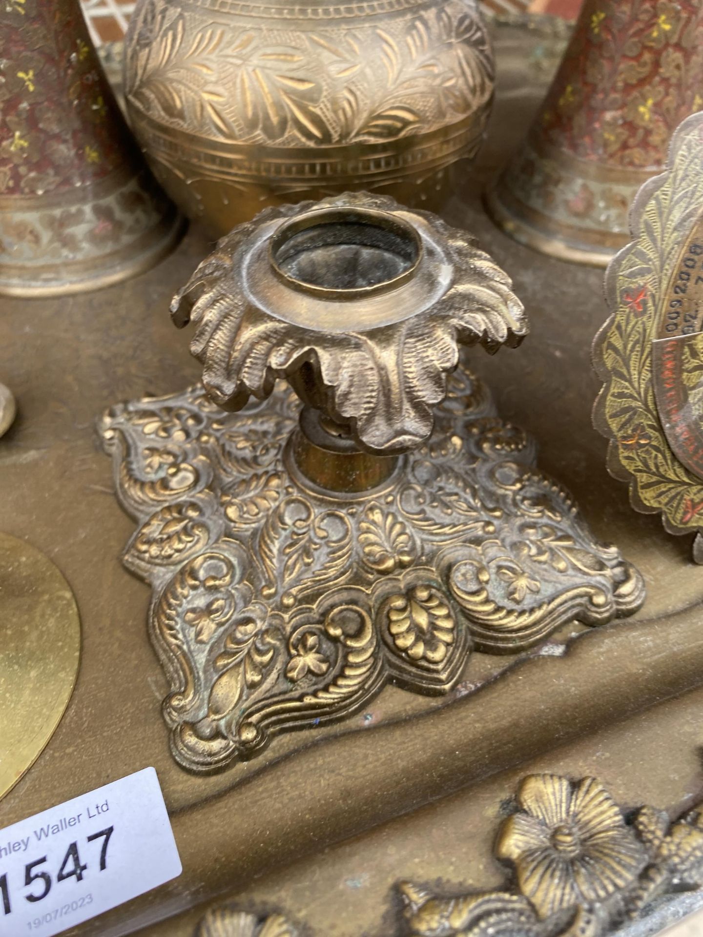 AN ASSORTMENT OF VINTAGE AND DECORATIVE BRASS WARE TO INCLUDE A TRAY, CANDLESTICKS AND CLOISONNE - Image 8 of 9