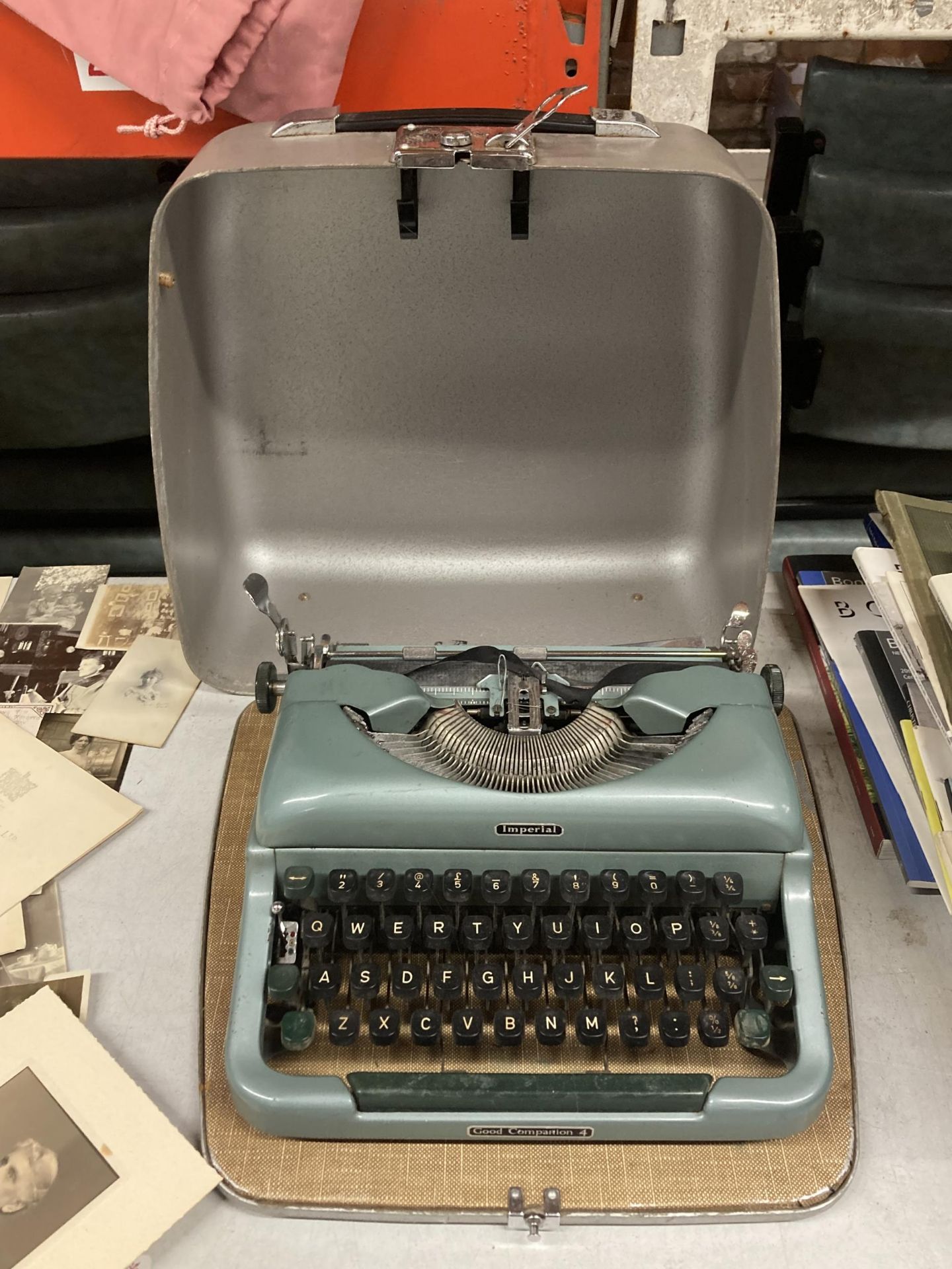A VINTAGE IMPERIAL 'GOOD COMPANION' TYPEWRITER