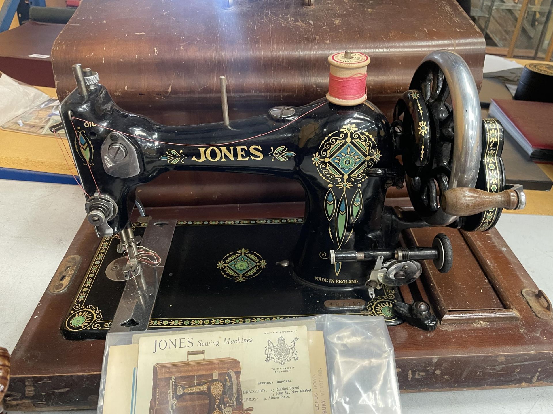 A VINTAGE CASED JONES SEWING MACHINE WITH ORIGINAL BOOKLET - Image 2 of 6