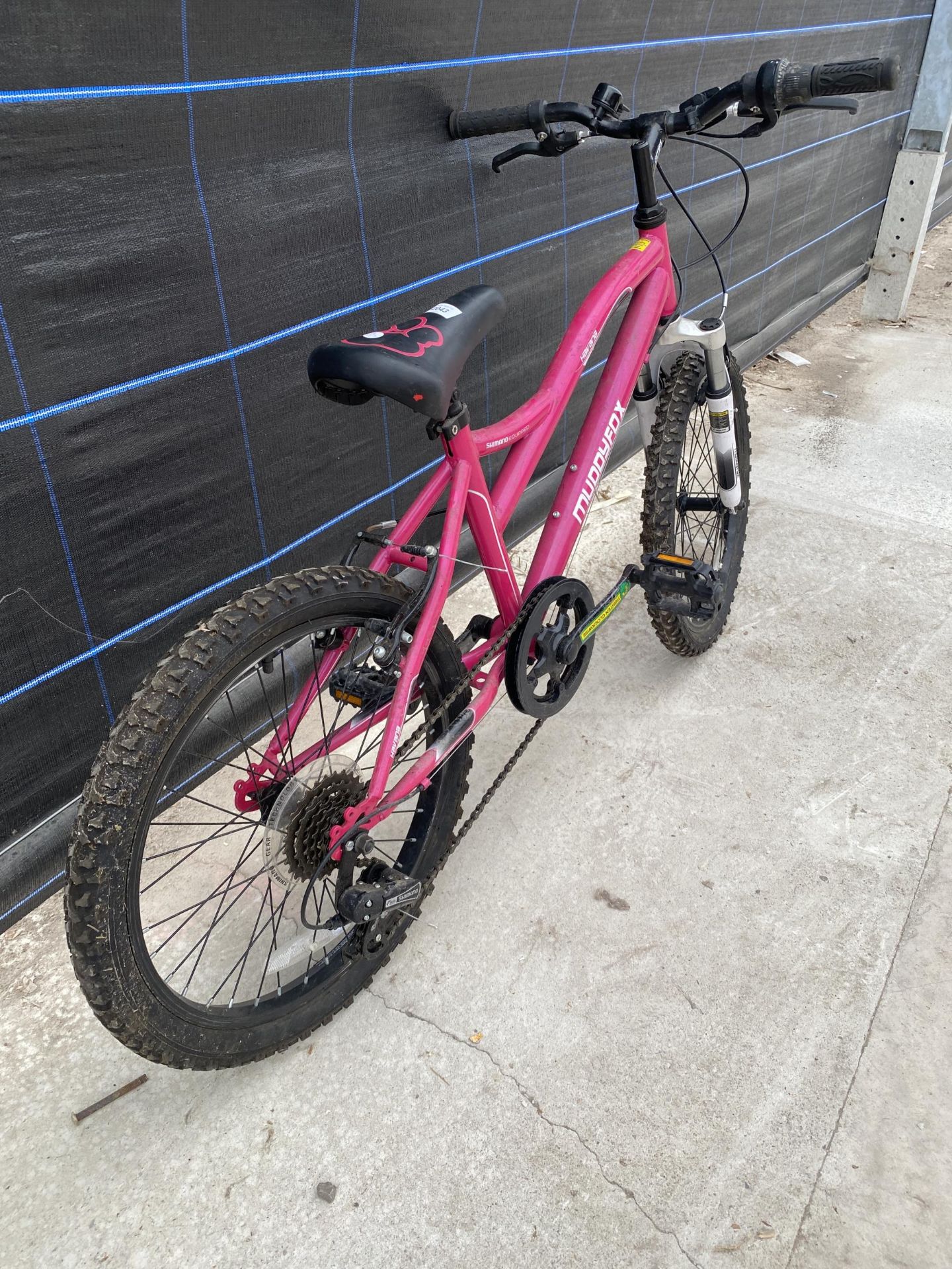 A GIRLS MUDDYFOX HAVANA BIKE WITH FRONT SUSPENSION AND 6 SPEED GEAR SYSTEM - Image 2 of 3