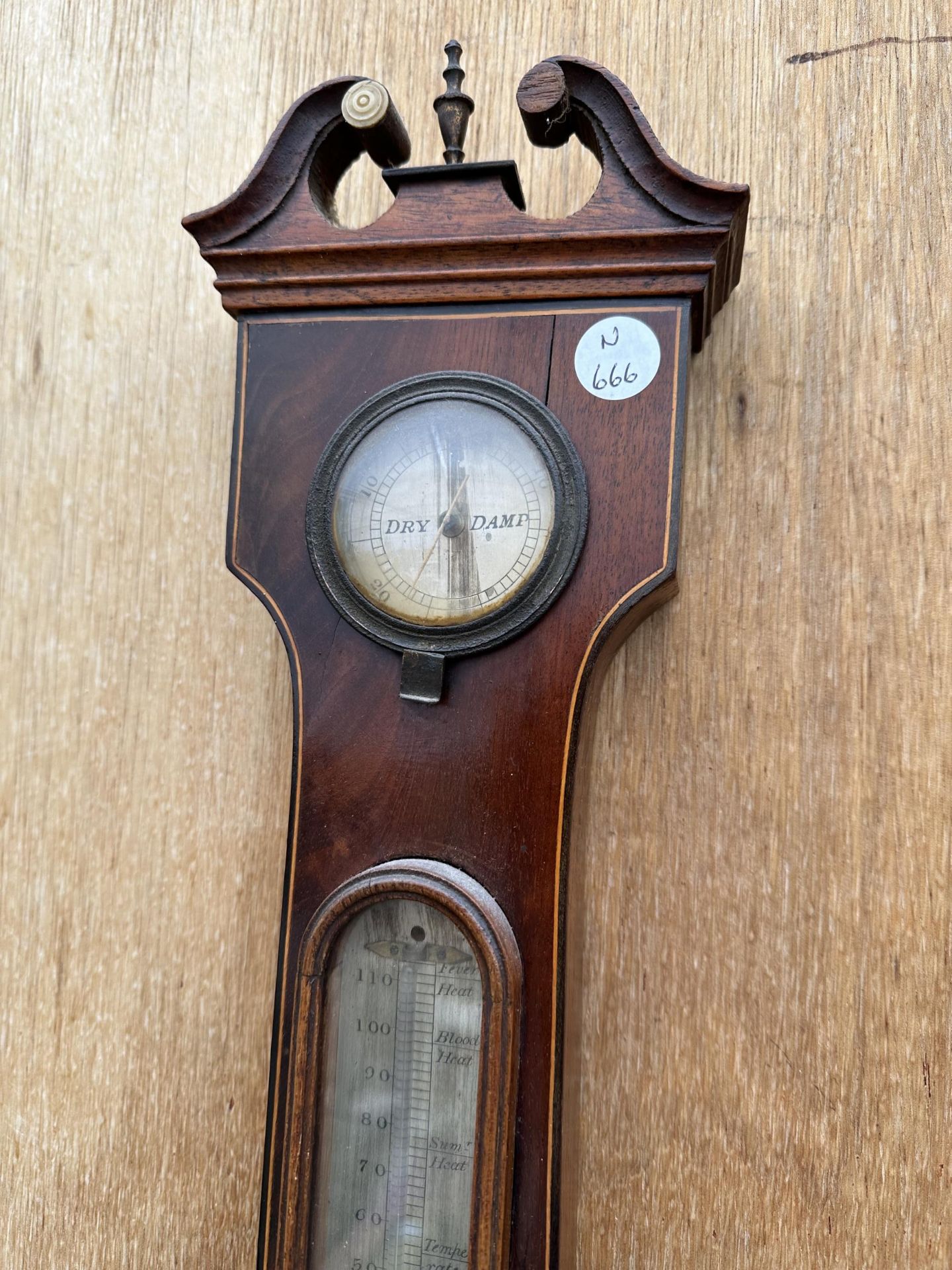 A VINTAGE OAK CASED BAROMETER BEARING THE NAME 'F STINGA' CARMARTHEN - Image 2 of 4