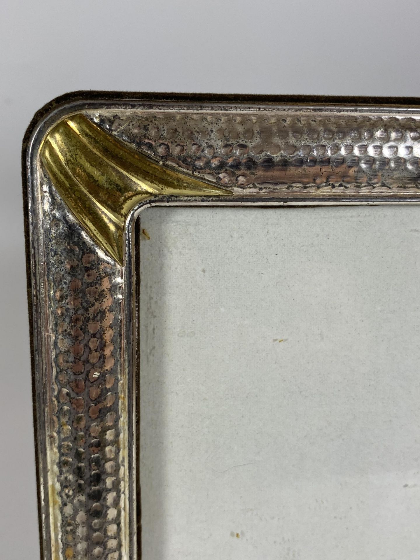 A VINTAGE HAMMERED WHITE METAL PHOTO FRAME, POSSIBLY SILVER BUT UNMARKED, 22 X 17CM - Image 2 of 6