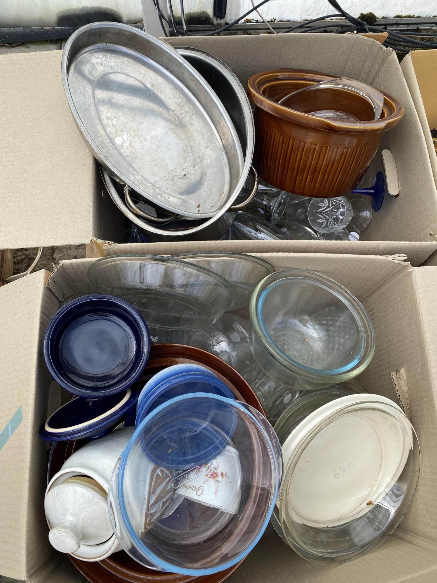 AN ASSORTMENT OF HOUSEHOLD CLEARANCE ITEMS TO INCLUDE CERAMICS AND GLASS WARE ETC - Image 3 of 5