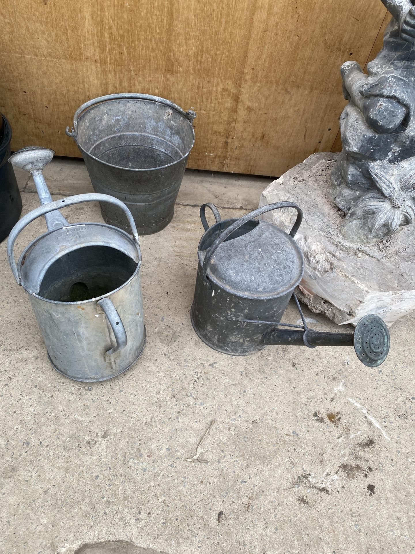 A GALVANISED BUCKET AND TWO GALVANISED WATERING CANS TO INCLUDE A BELDRAY WATERING CAN