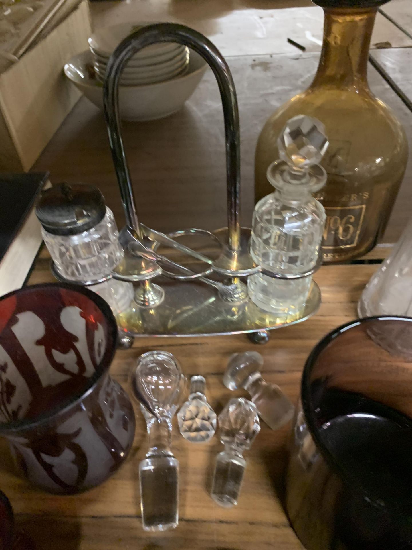 A MIXED LOT TO INCLUDE GLASSWARE, FLATWARE, VASE, CONDIMENT SETS, ETC., - Image 3 of 5