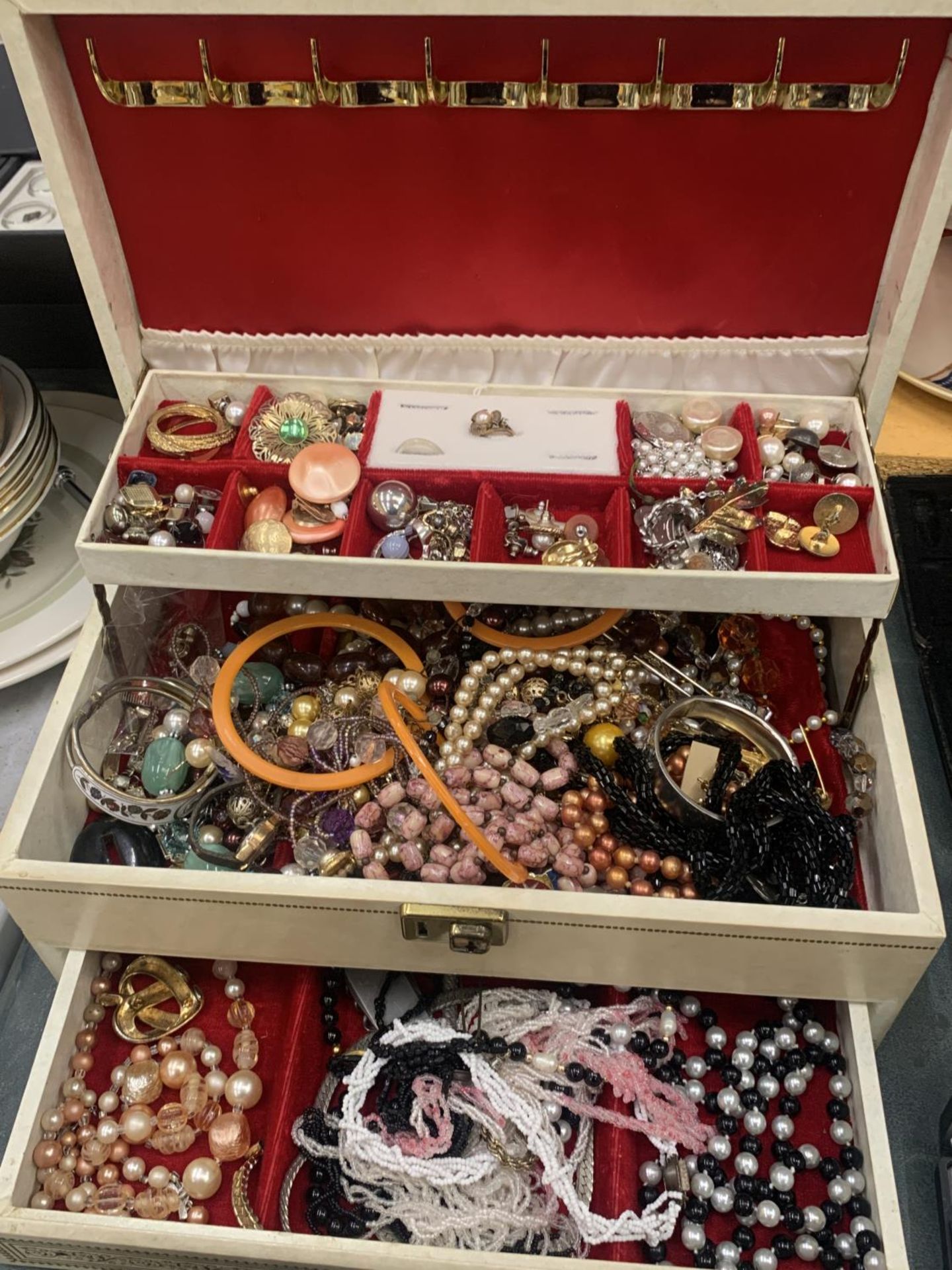 A LARGE QUANTITY OF COSTUME JEWELLERY TO INCLUDE PEARLS, NECKLACES, BEADS, EARRINGS, BANGLES, ETC IN