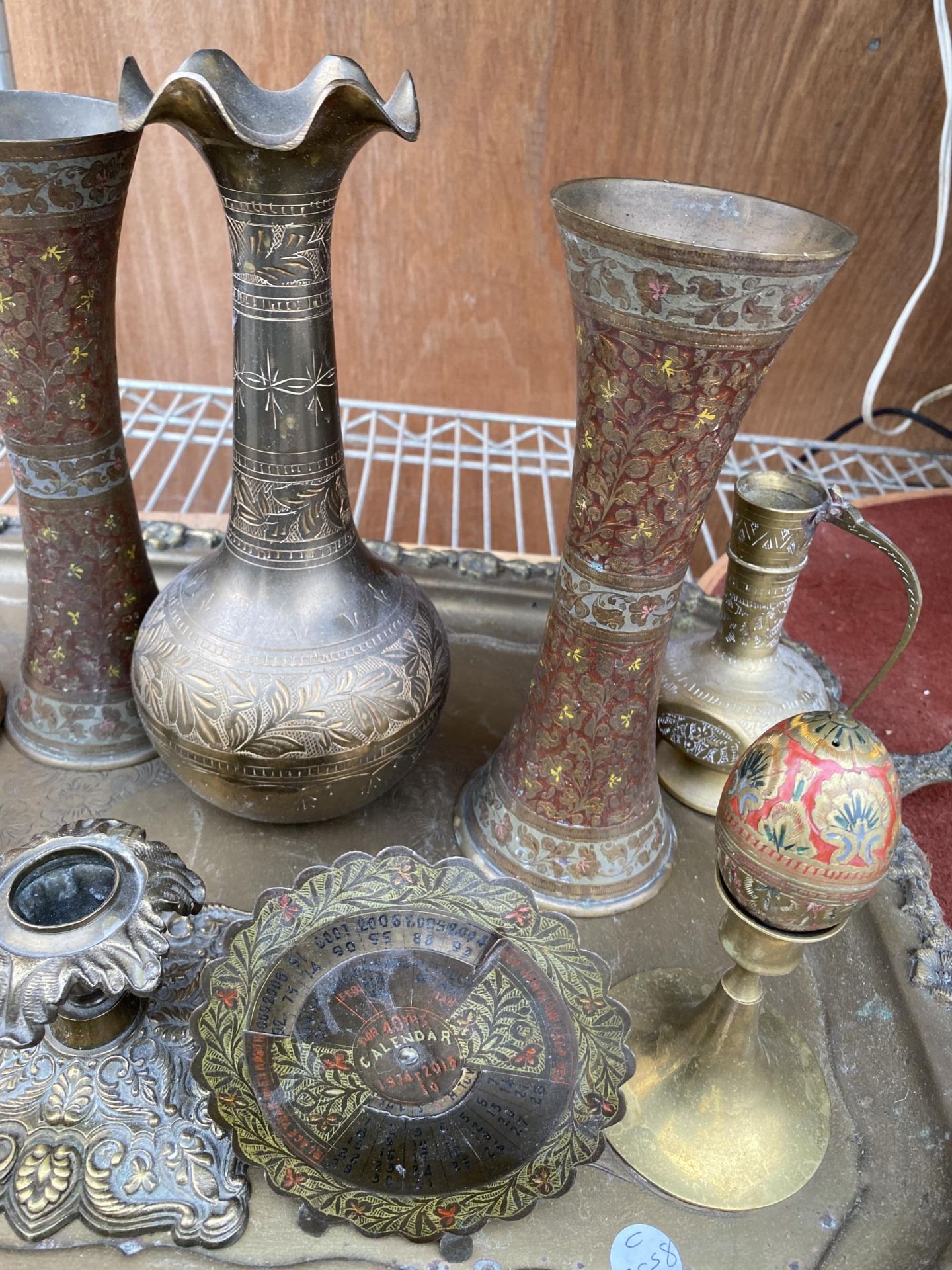 AN ASSORTMENT OF VINTAGE AND DECORATIVE BRASS WARE TO INCLUDE A TRAY, CANDLESTICKS AND CLOISONNE - Image 4 of 9