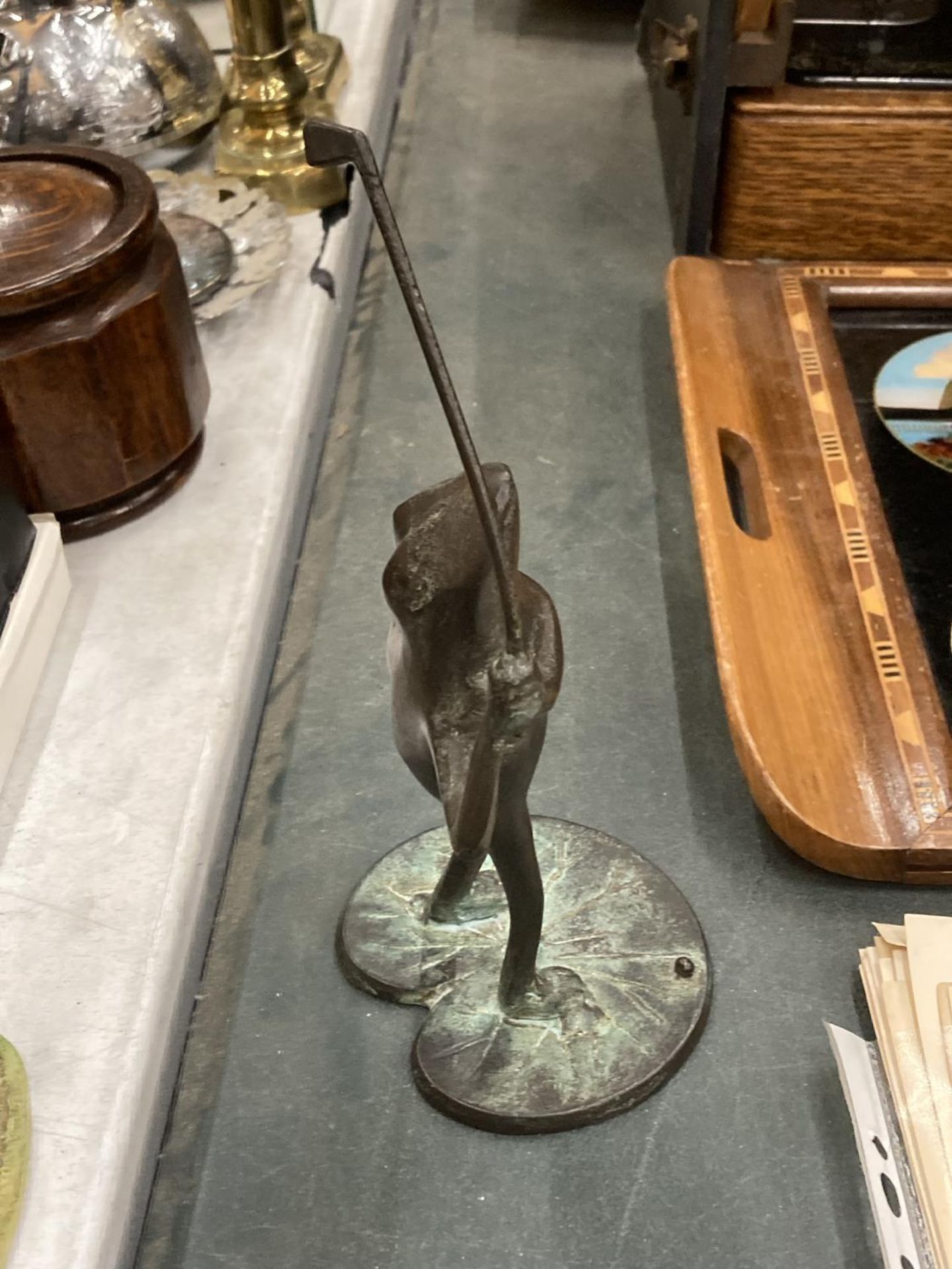 A BRONZE STYLE FROG PLAYING GOLF ON A LILY PAD, HEIGHT 25CM - Image 2 of 3