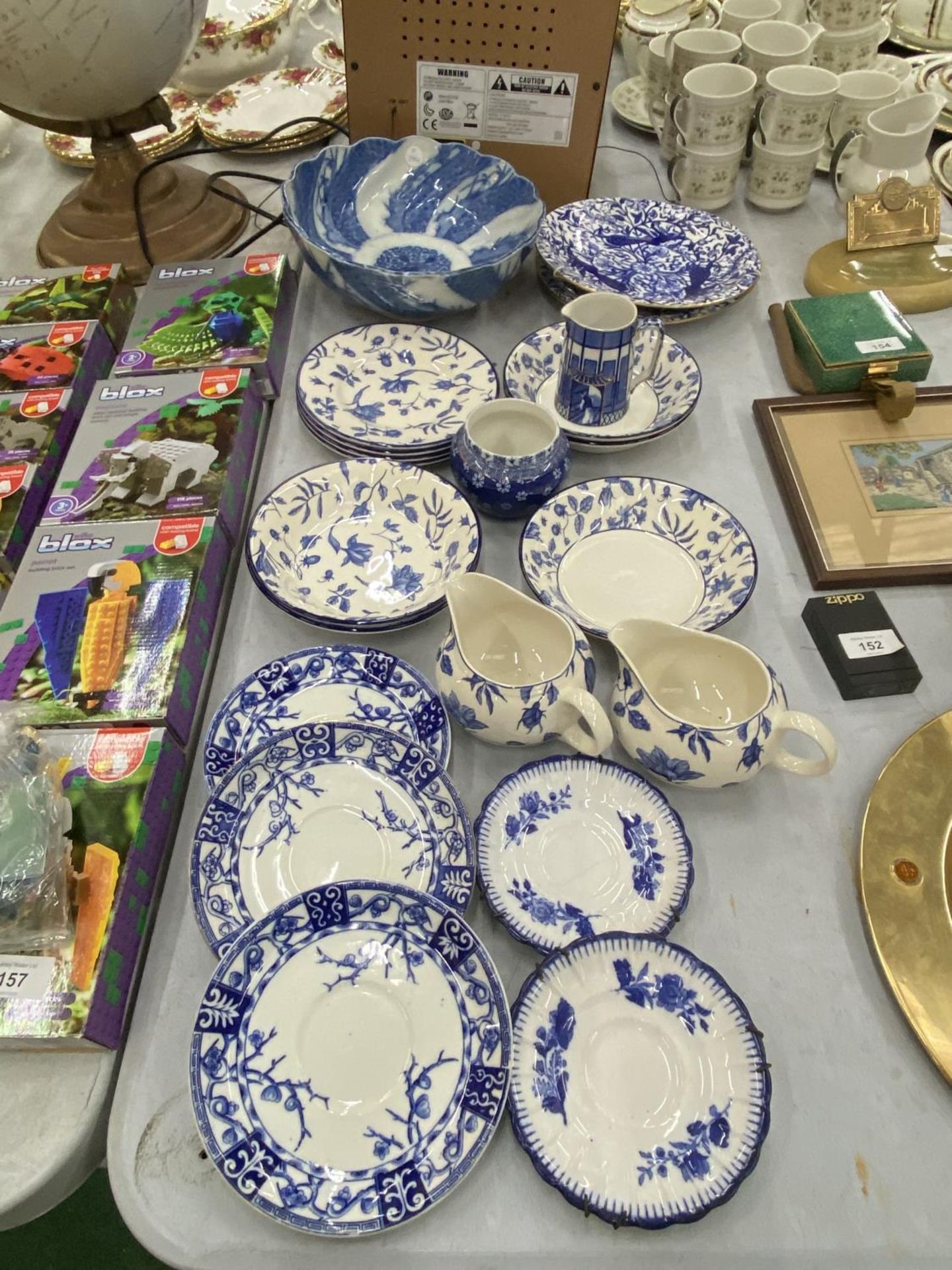 A QUANTITY OF BLUE AND WHITE CERAMICS TO INCLUDE A SHELLEY 'CLOISELLO' WARE BOWL, ETC