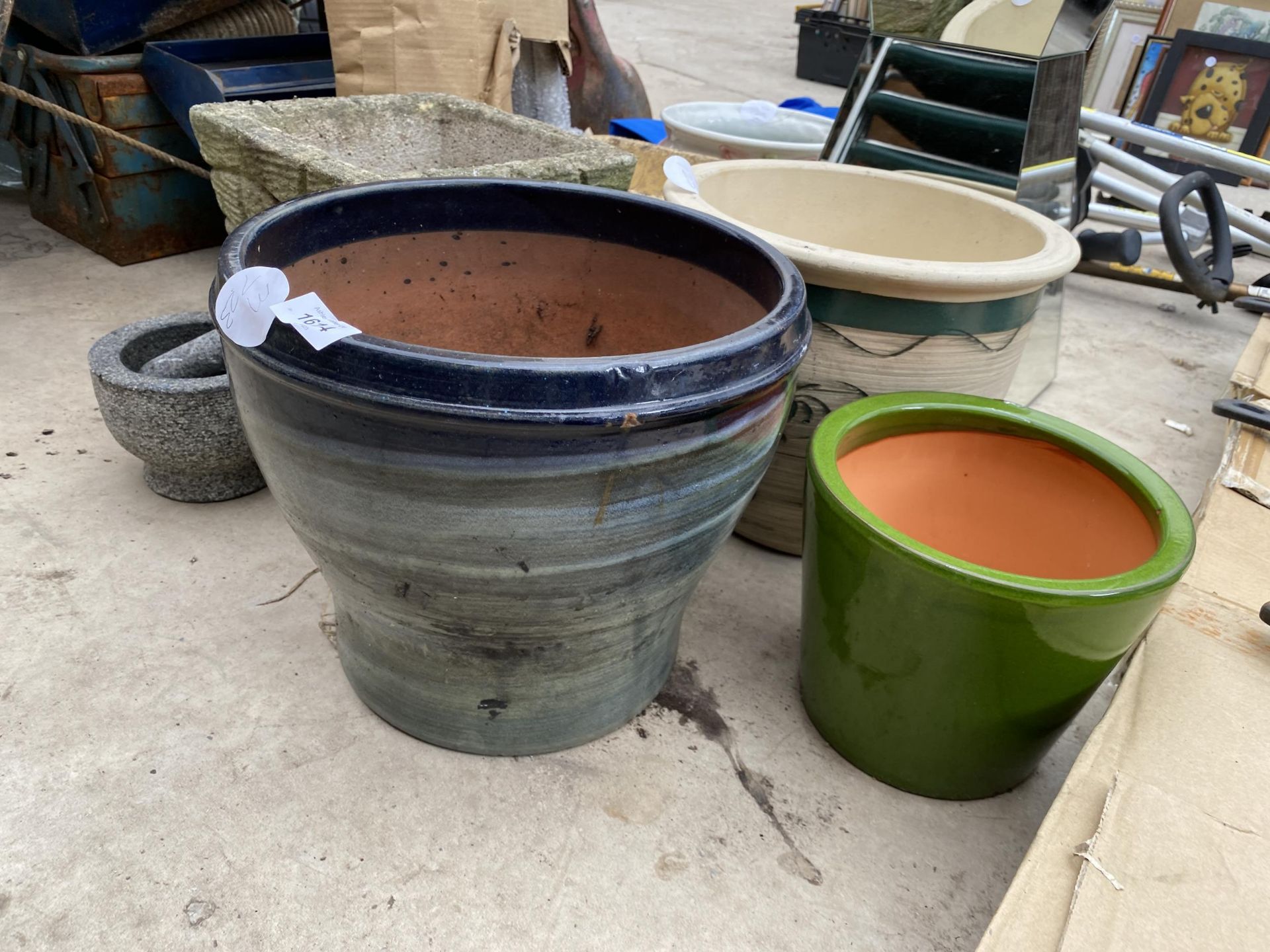 AN ASSORTMENT OF GARDEN POTS AND A MIRRORED PLANT STAND - Bild 3 aus 4