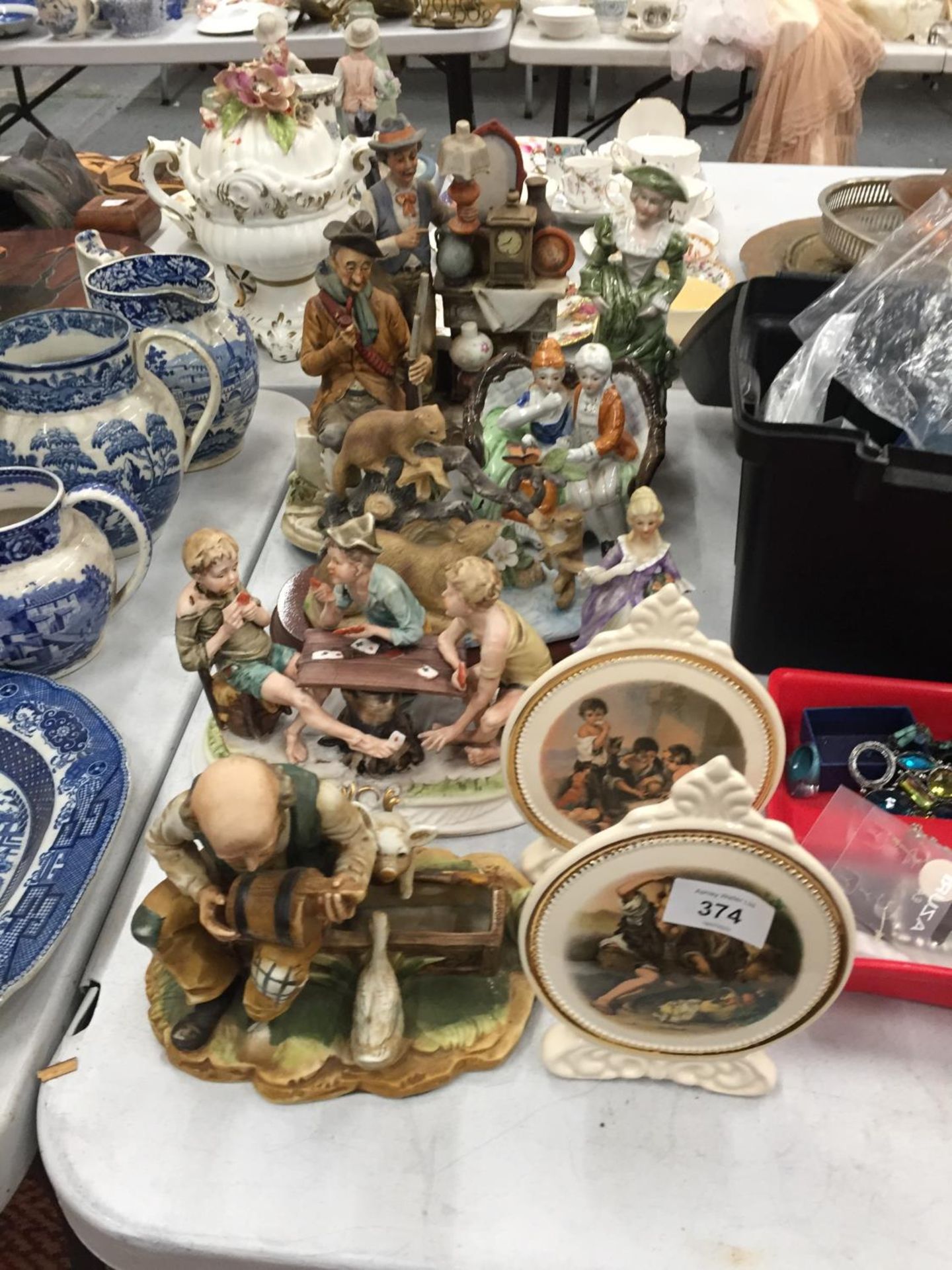 A QUANTITY OF FIGURINES TO INCLUDE CAPODIMONTE STYLE, STAFFORDSHIRE STYLE, PLAQUES, ETC