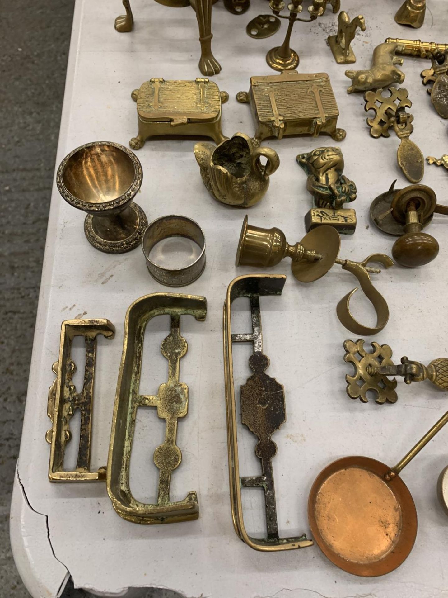 A LARGE QUANTITY OF VINTAGE BRASSWARE TO INCLUDE WEIGHTS, MINIATURE FIRE FENDERS, DOOR FURNITURE, - Image 5 of 5