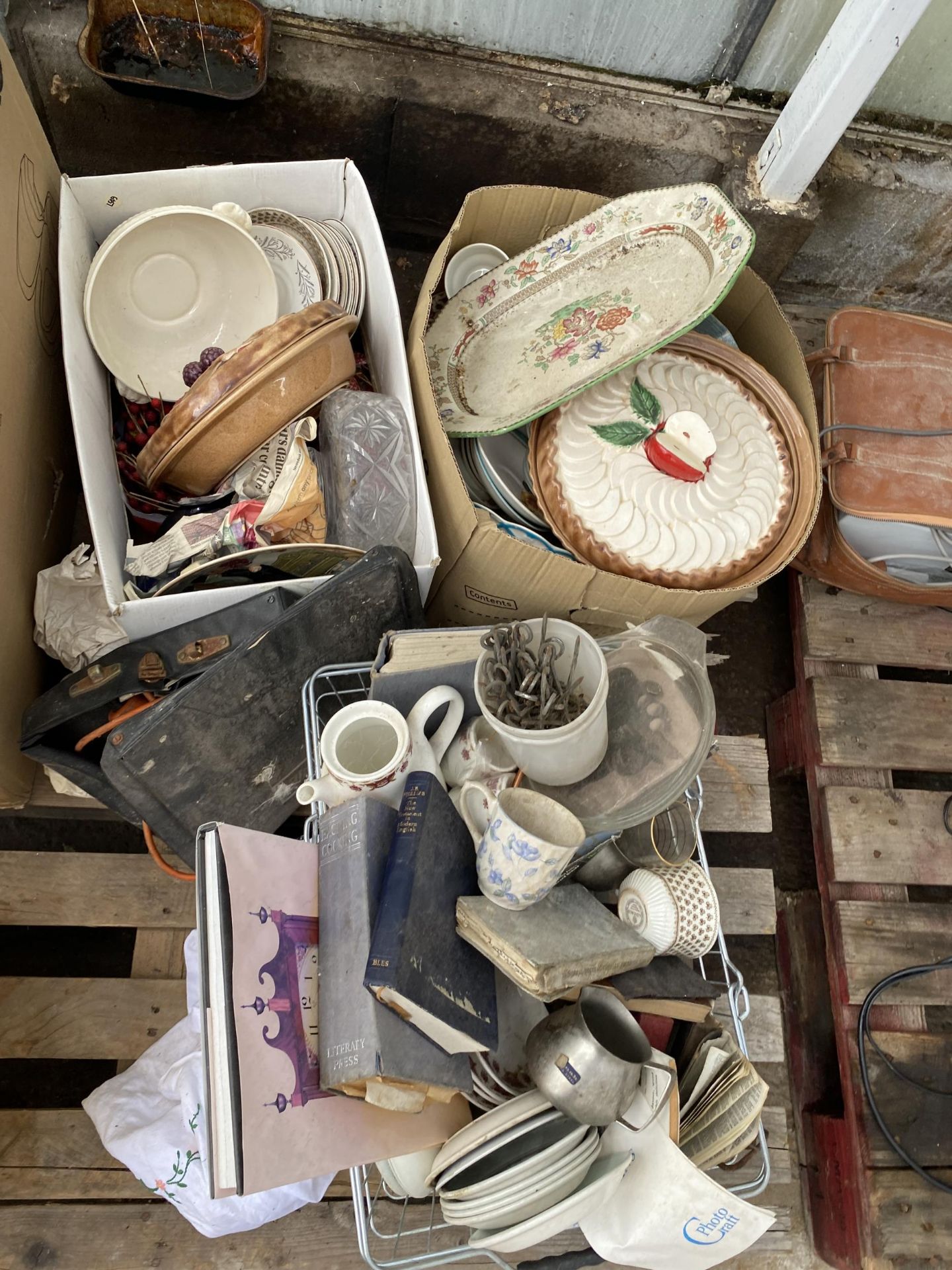 AN ASSORTMENT OF HOUSEHOLD CLEARANCE ITEMS TO INCLUDE CERAMICS AND GLASS WARE ETC - Image 2 of 6