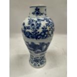 A 19TH CENTURY CHINESE BLUE AND WHITE KANGXI STYLE FLORAL VASE, UNMARKED TO BASE, HEIGHT 23CM