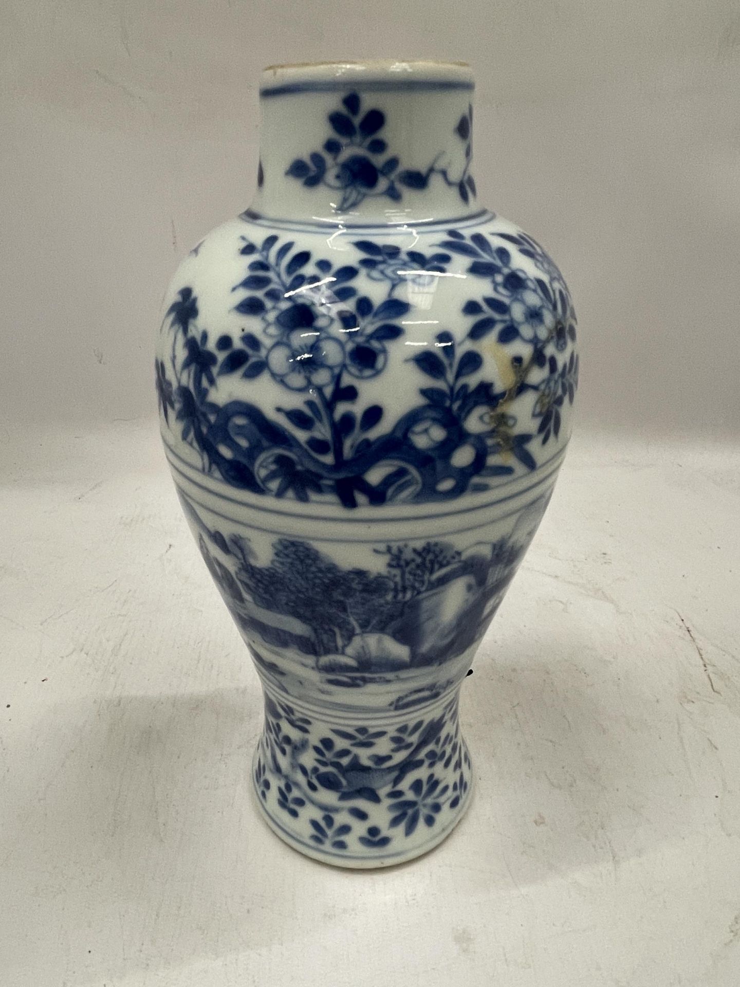 A 19TH CENTURY CHINESE BLUE AND WHITE KANGXI STYLE FLORAL VASE, UNMARKED TO BASE, HEIGHT 23CM