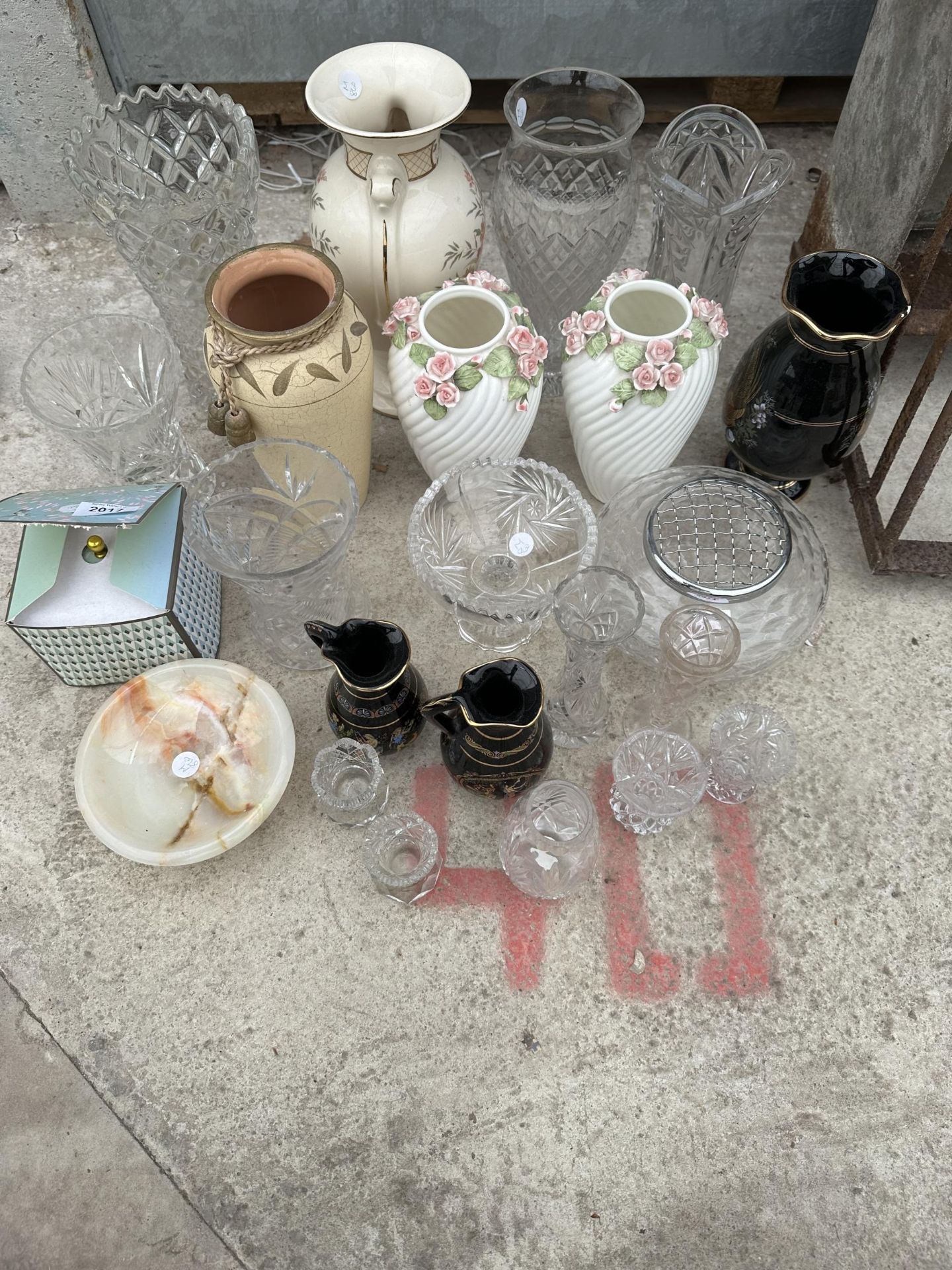AN ASSORTMENT OF GLASS AND CERAMIC ITEMS TO INBCLUDE VASES AND JUGS ETC