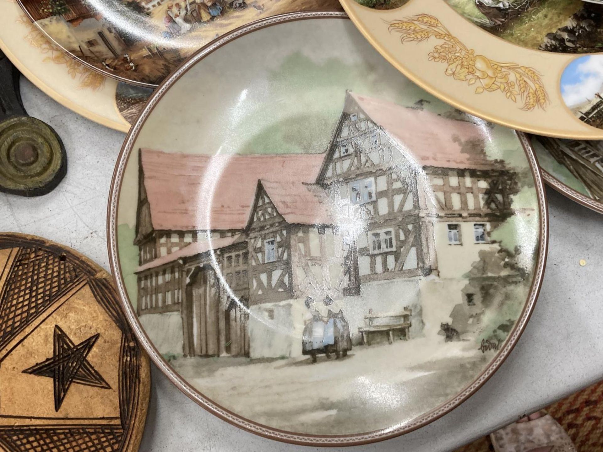 A LARGE QUANTITY OF CABINET/WALL PLATES TO INCLUDE RURAL SCENES - Bild 2 aus 5