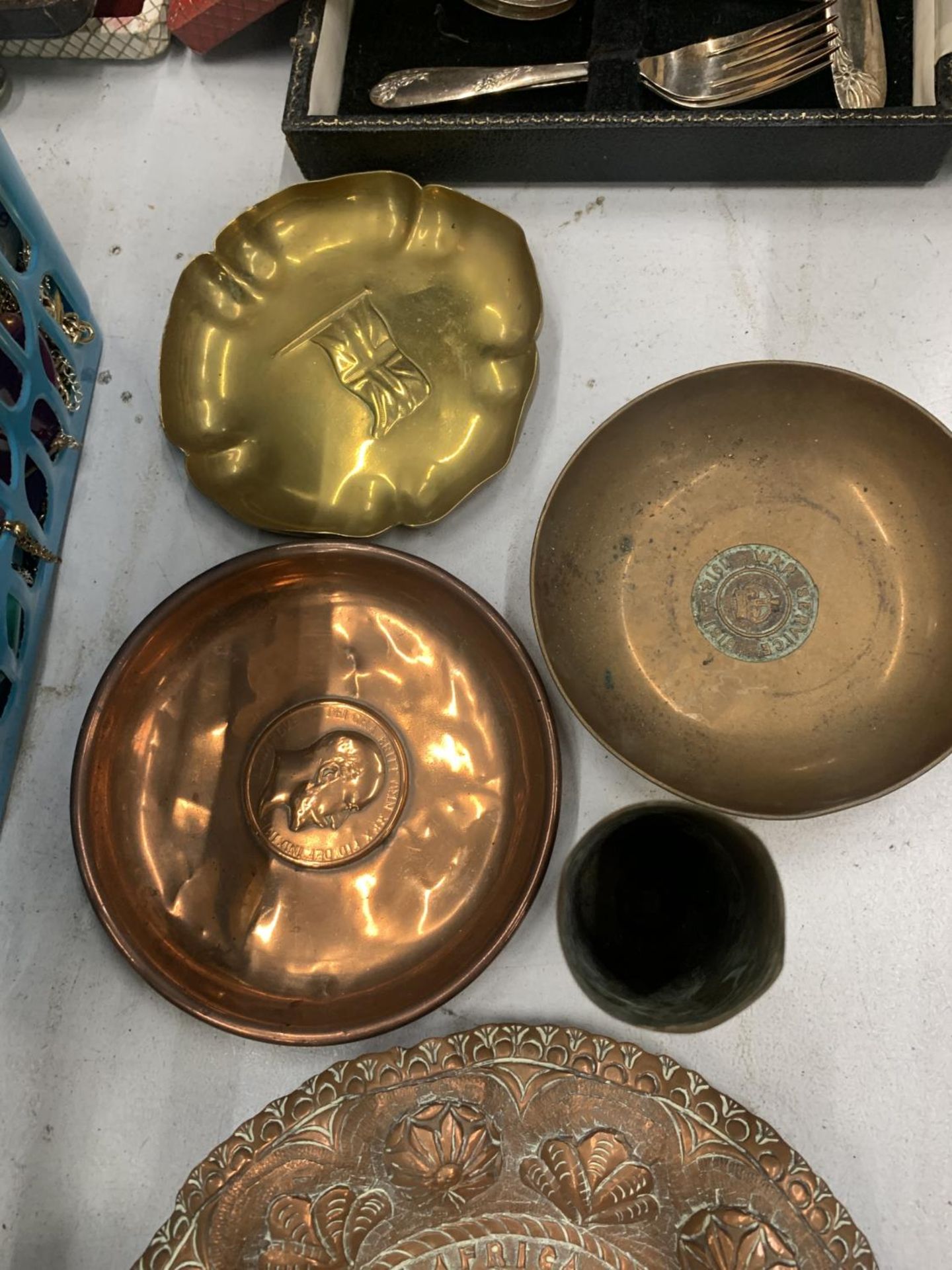 A COLLECTION OF BRASS AND COPPER TRENCH ART TO INCLUDE WALL PLAQUES FOR GREEN HOWARDS AND THE - Image 3 of 3