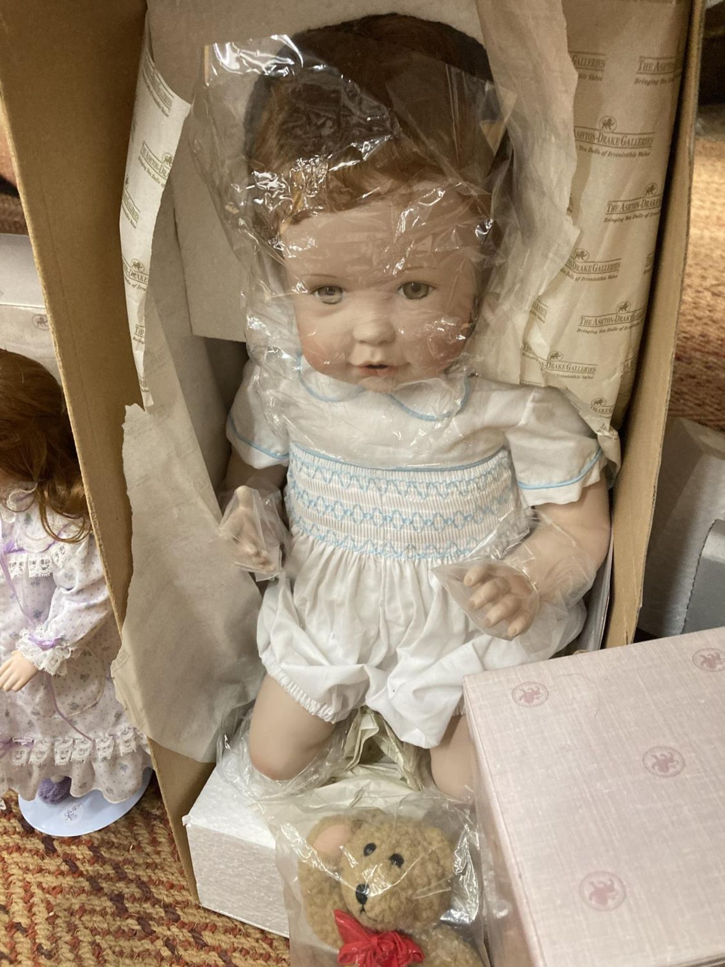 A COLLECTION OF DOLLS TO INCLUDE THE ASHTON DRAKE GALLERIES, MOST AS NEW IN BOXES - Image 2 of 6