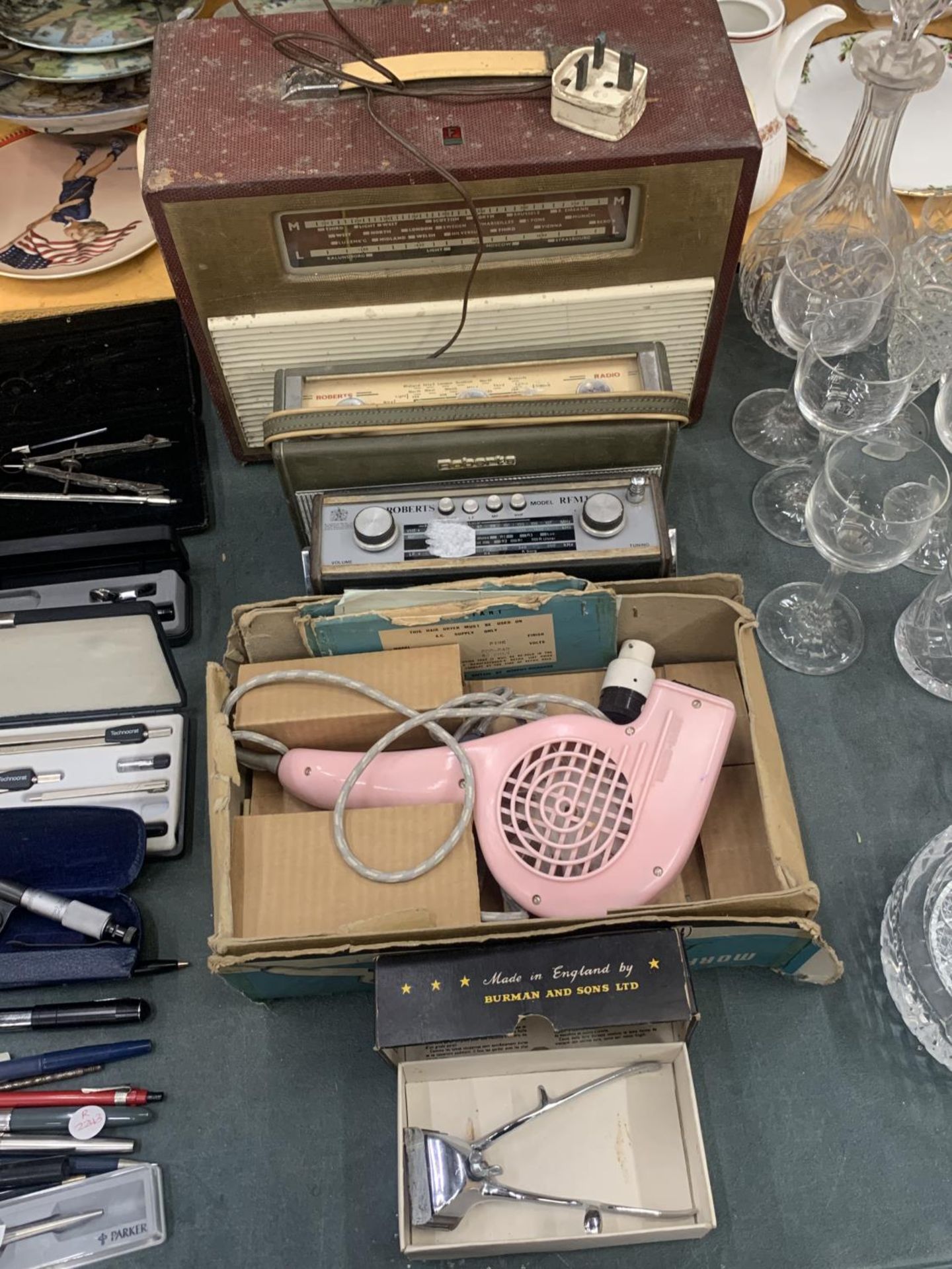 A MIXED VINTAGE LOT TO INCLUDE THREE RADIOS, A BOXED MORPHY-RICHARDS PINK HAIRDRYER AND A BOXED