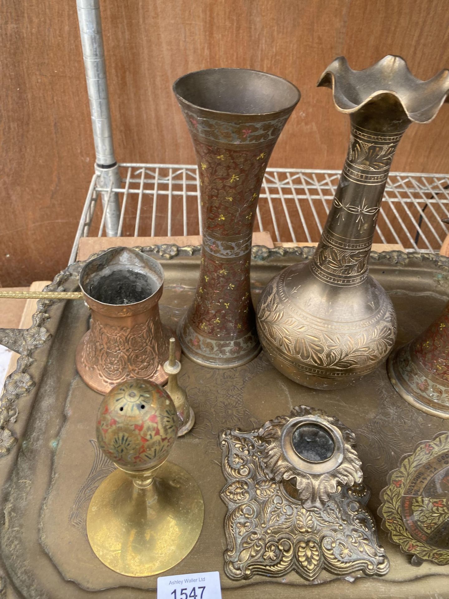 AN ASSORTMENT OF VINTAGE AND DECORATIVE BRASS WARE TO INCLUDE A TRAY, CANDLESTICKS AND CLOISONNE - Image 5 of 9