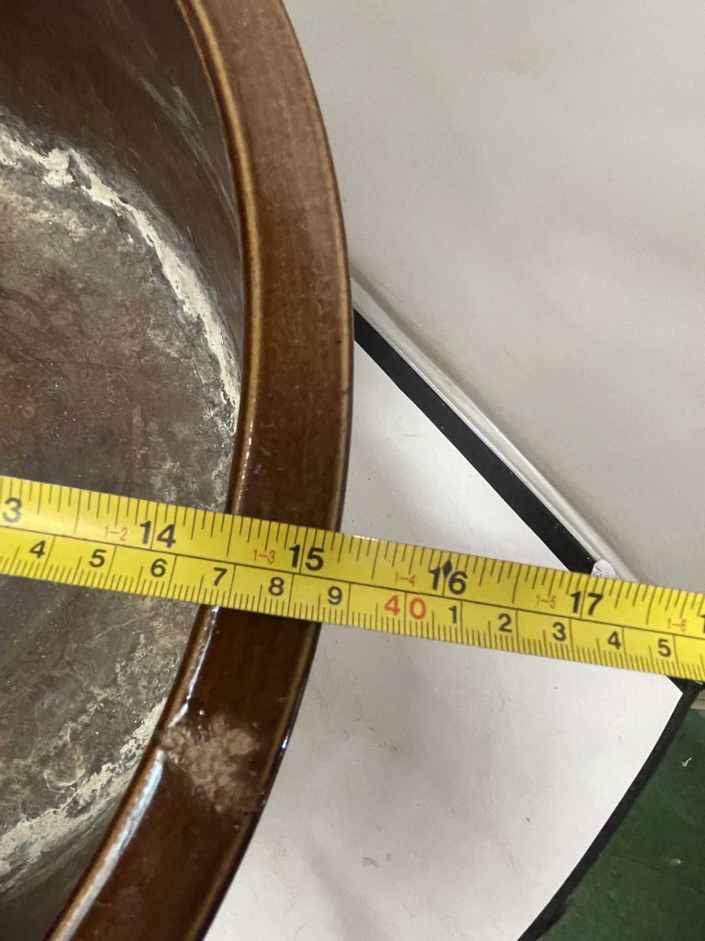 A LARGE VINTAGE BROWN TREACLE GLAZE STONEWARE BOWL, DIAMETER 39CM - Image 4 of 4