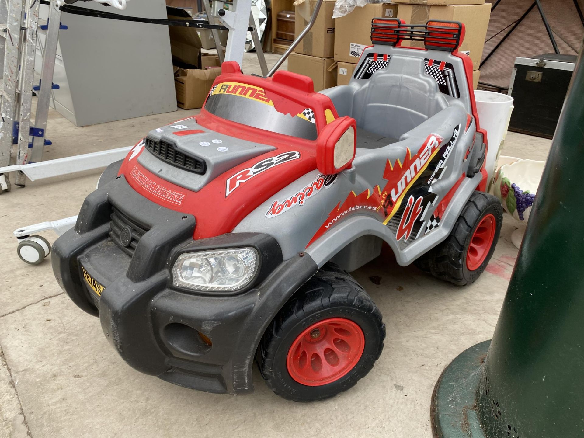 A CHILDS RIDE ALONG ELECTRIC BRAKE CAR COMPLETE WITH CHARGER IN THE OFFICE - Bild 2 aus 2