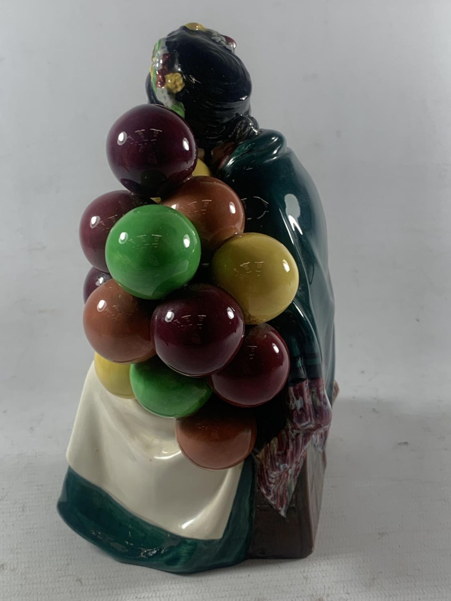 A ROYAL DOULTON FIGURE THE OLD BALLOON SELLER HN1315 - Image 2 of 4