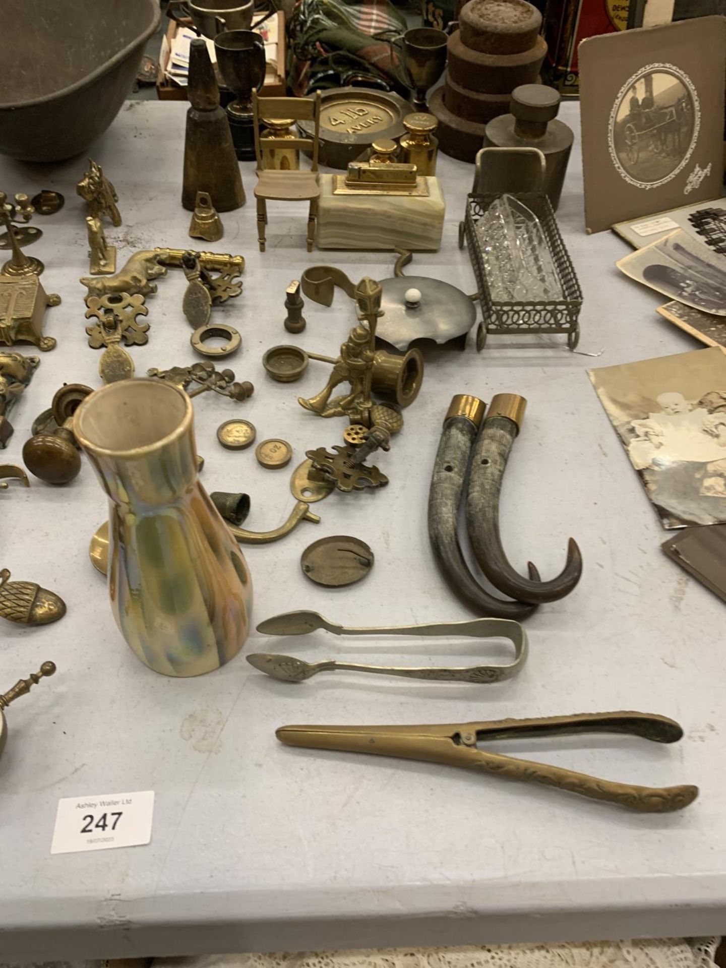 A LARGE QUANTITY OF VINTAGE BRASSWARE TO INCLUDE WEIGHTS, MINIATURE FIRE FENDERS, DOOR FURNITURE, - Image 3 of 5