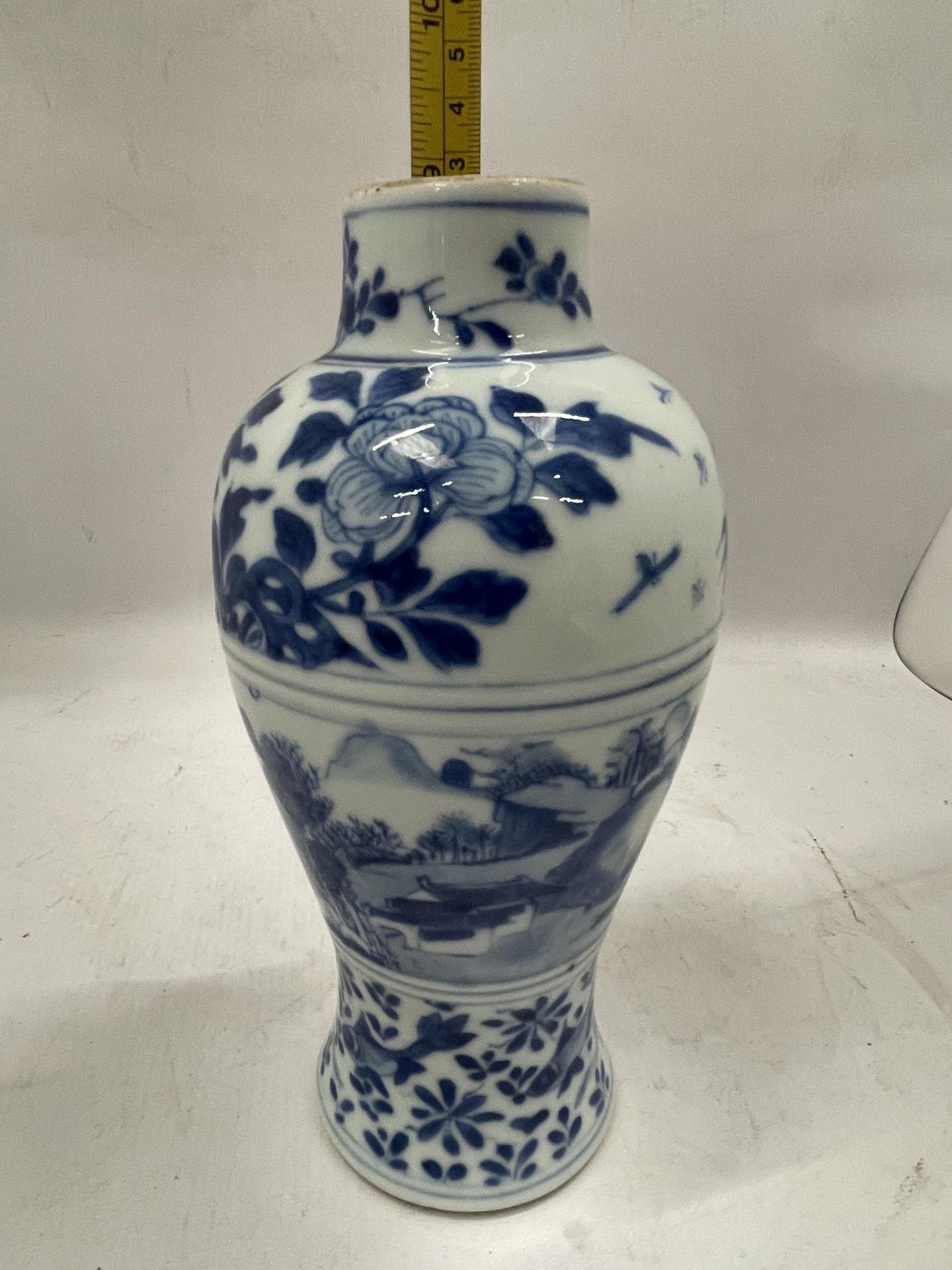 A 19TH CENTURY CHINESE BLUE AND WHITE KANGXI STYLE FLORAL VASE, UNMARKED TO BASE, HEIGHT 23CM - Image 6 of 6