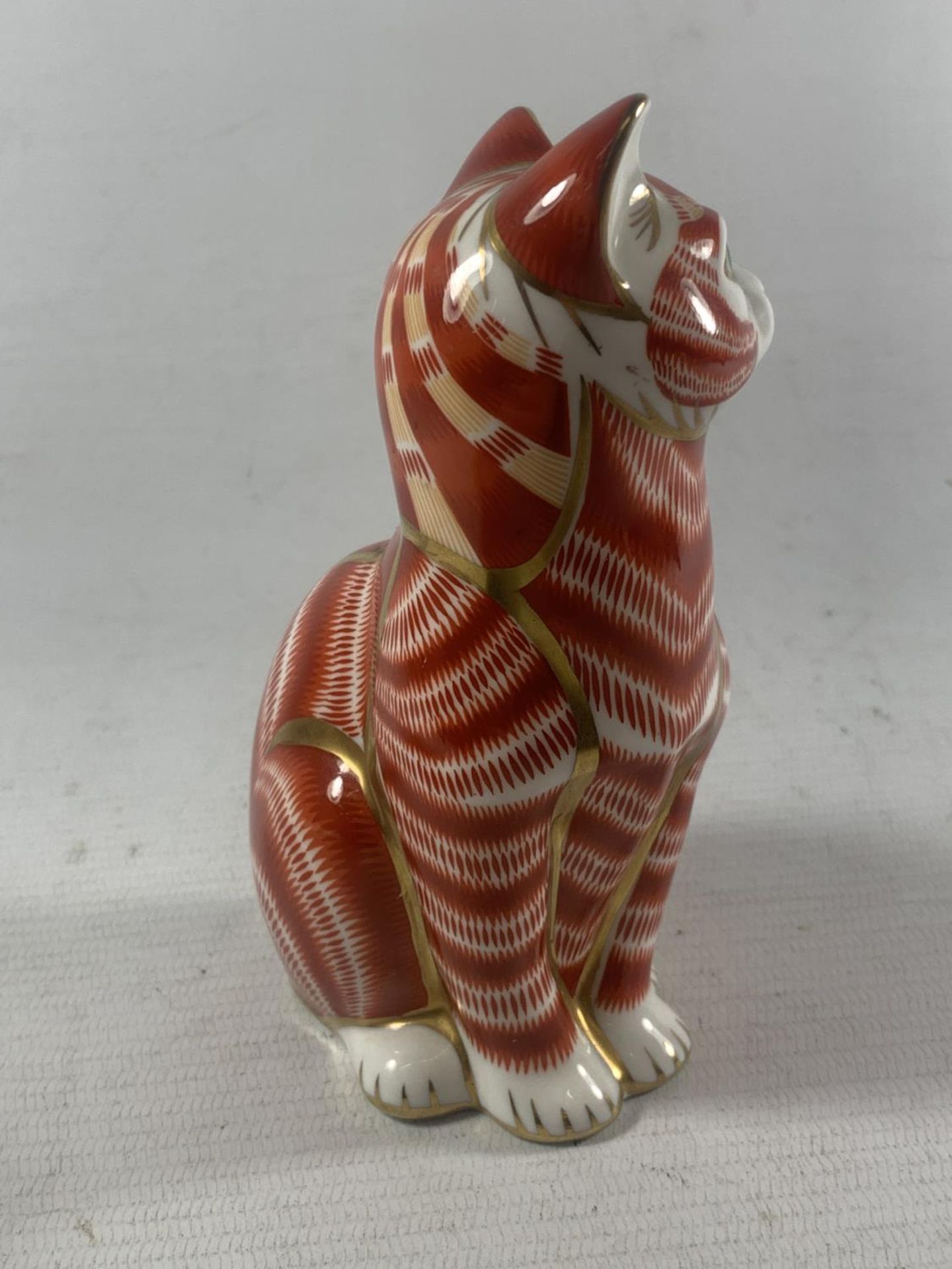 A ROYAL CROWN DERBY SITTING GINGER CAT (SECOND) - Image 2 of 4