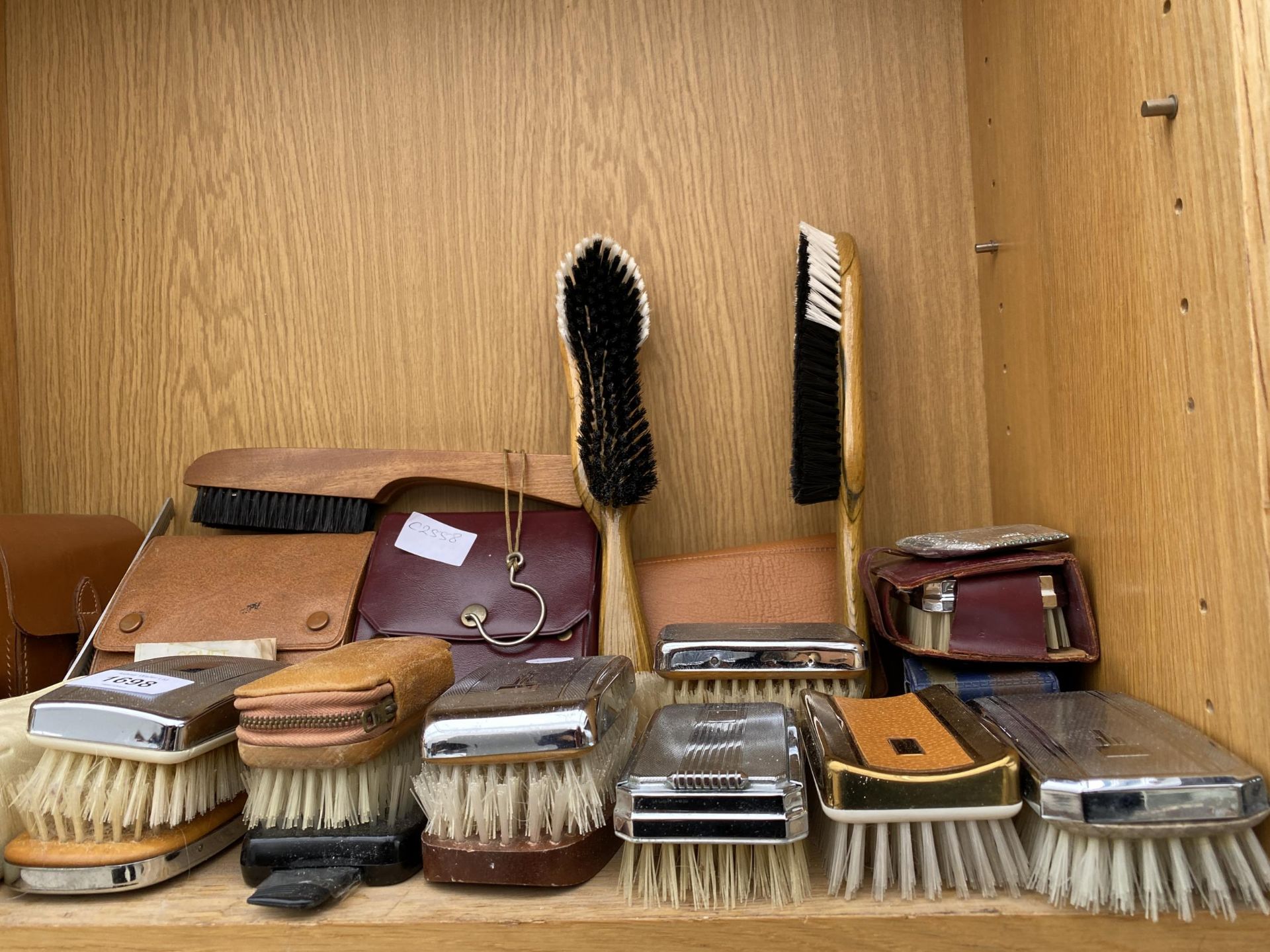 AN ASSORTMENT OF GENTS GROOMING ITEMS TO INCLUDE BRUSHES ETC - Bild 3 aus 4