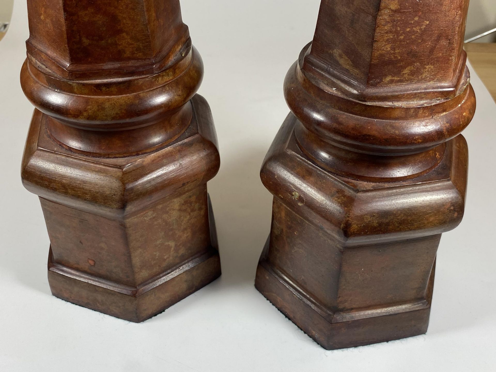 A PAIR OF HEAVY POSSIBLY BRONZE TALL OBELISK COLUMNS, HEIGHT 53CM - Image 3 of 5