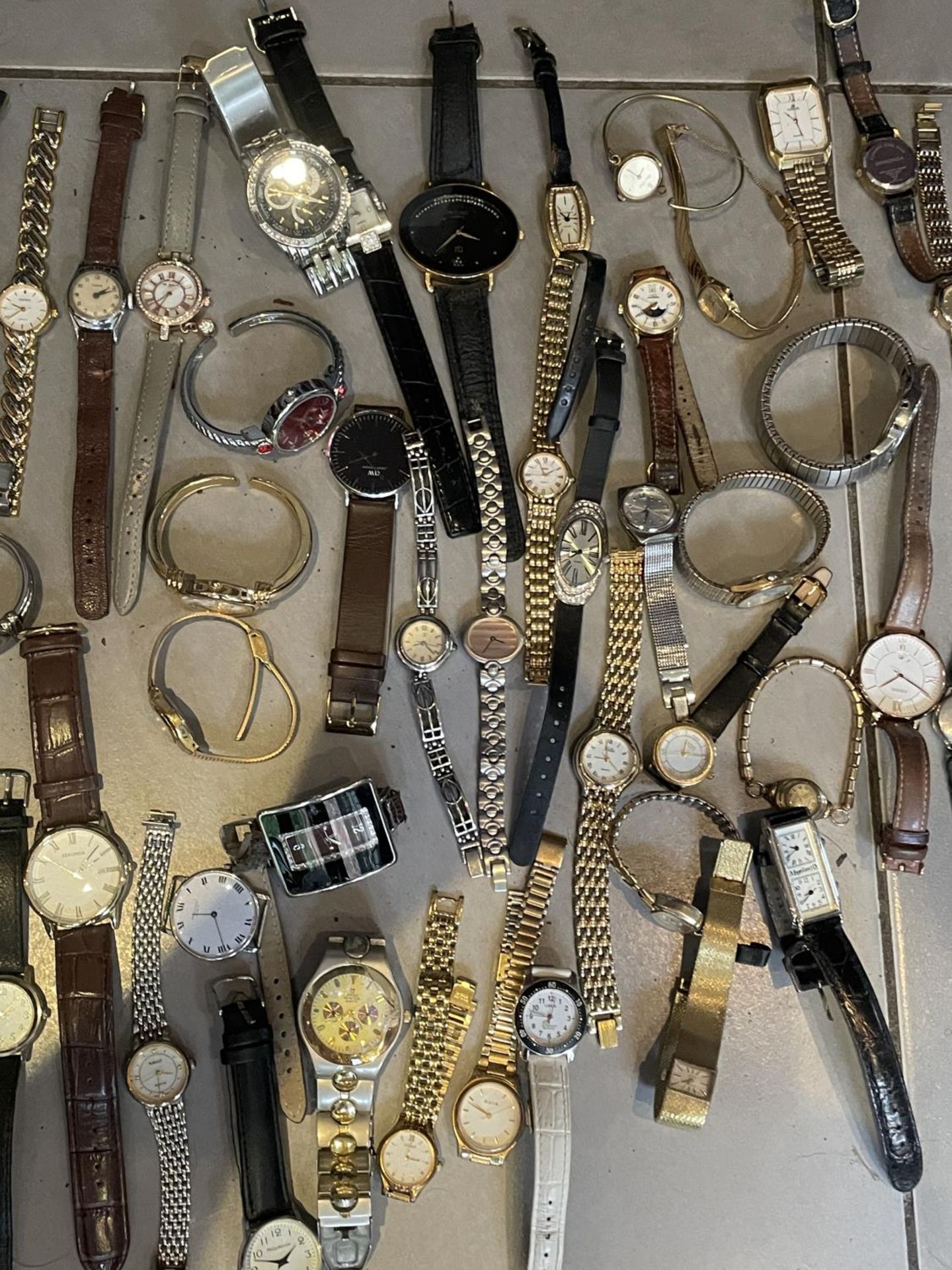 OVER FIFTY FIVE VARIOUS WRIST WATCHES TO INCLUDE ORIS, LEUBA, RAYMOND WEIL ETC - Image 3 of 4