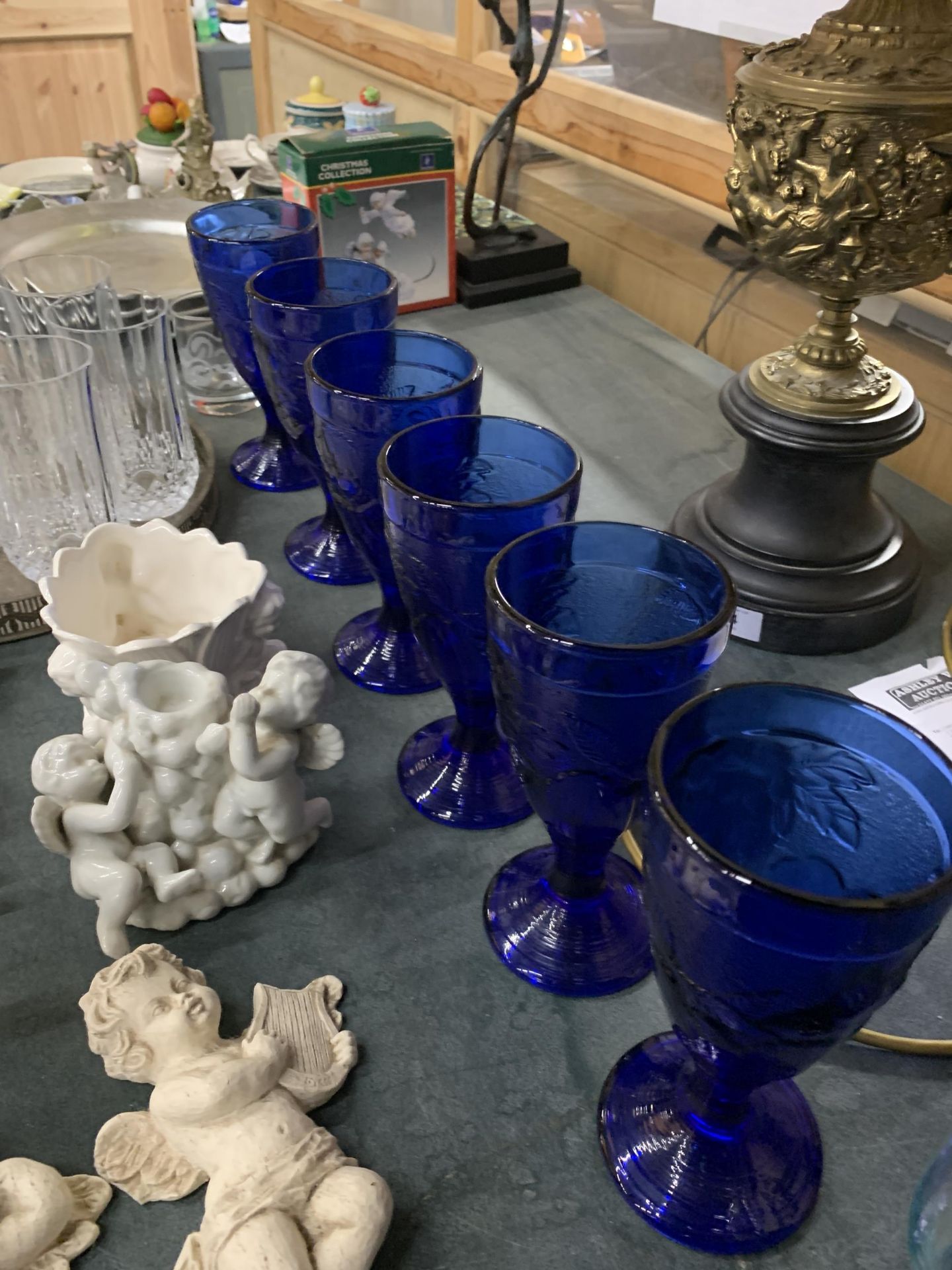 A MIXED LOT TO INCLUDE SILVER PLATED TRAYS, BLUE GLASS GOBLETS, TUMBLERS AND CHAMPAGNE FLUTES, A - Image 6 of 6