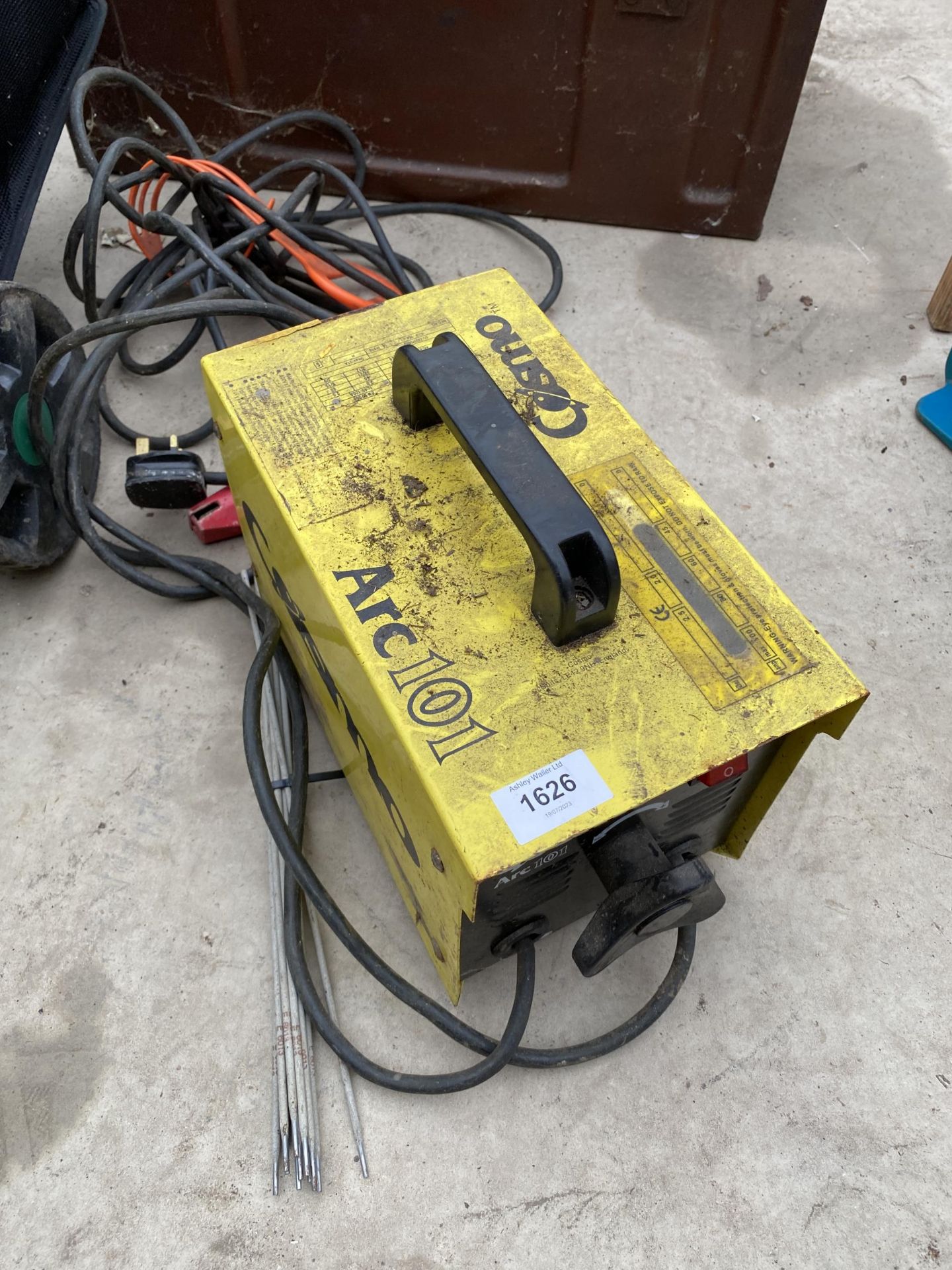 AN ELECTRIC COSMO ARC101 ARC WELDER WITH RODS