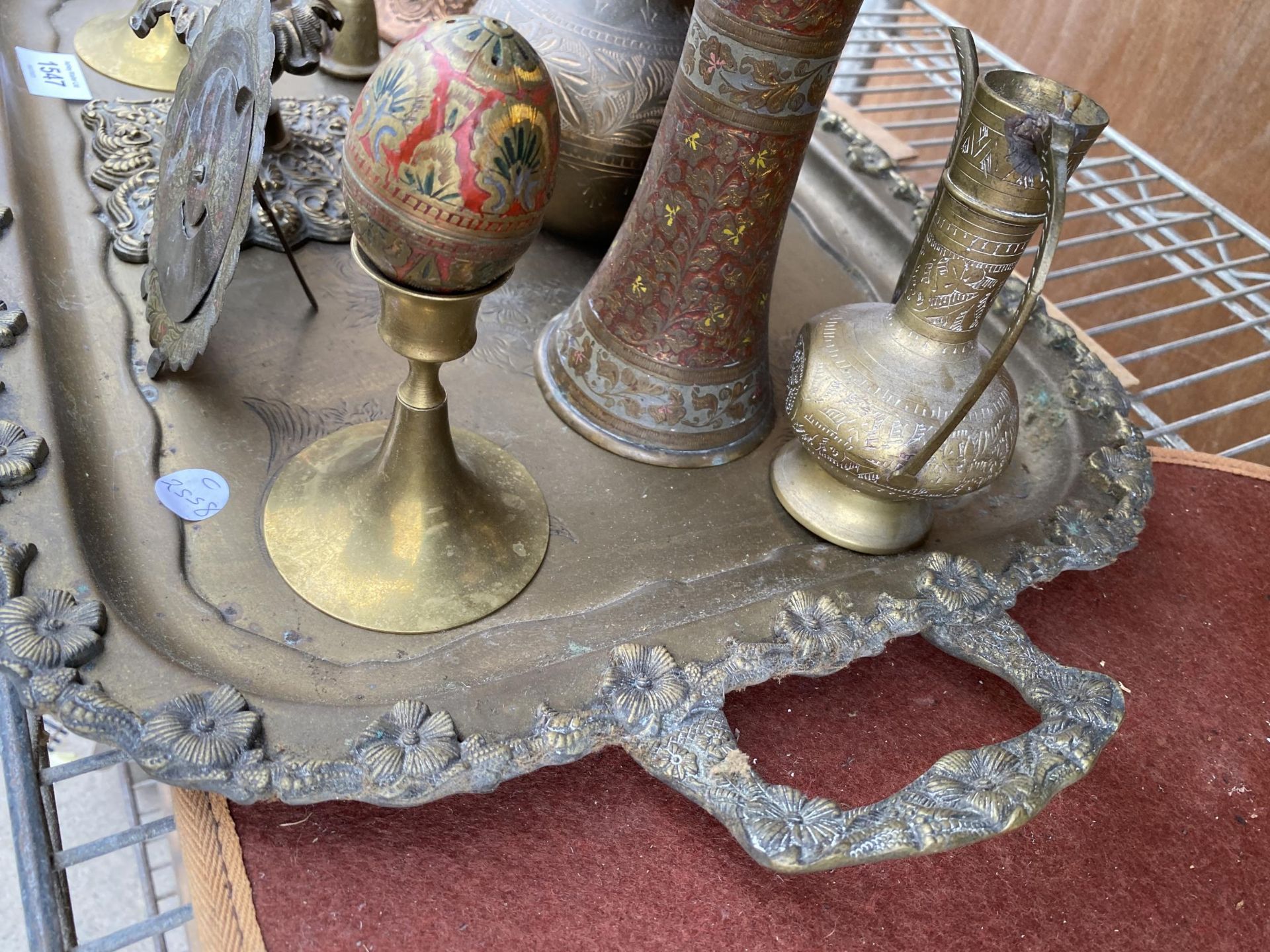 AN ASSORTMENT OF VINTAGE AND DECORATIVE BRASS WARE TO INCLUDE A TRAY, CANDLESTICKS AND CLOISONNE - Image 9 of 9