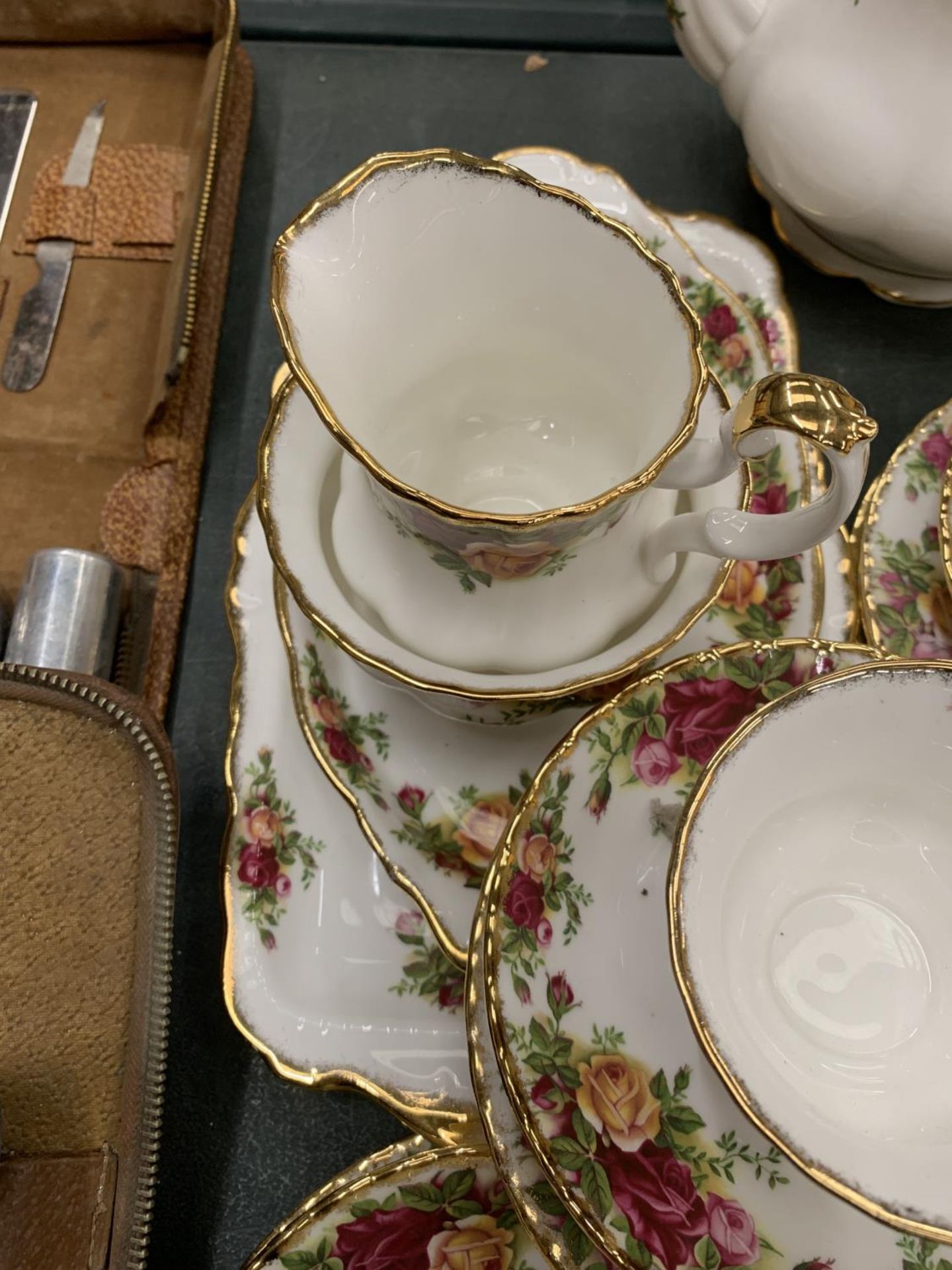A ROYAL ALBERT 'OLD COUNTRY ROSES' TEASET TO INCLUDE A TEAPOT, CREAM JUG, SUGAR BOWL,SANDWICH AND - Image 2 of 5