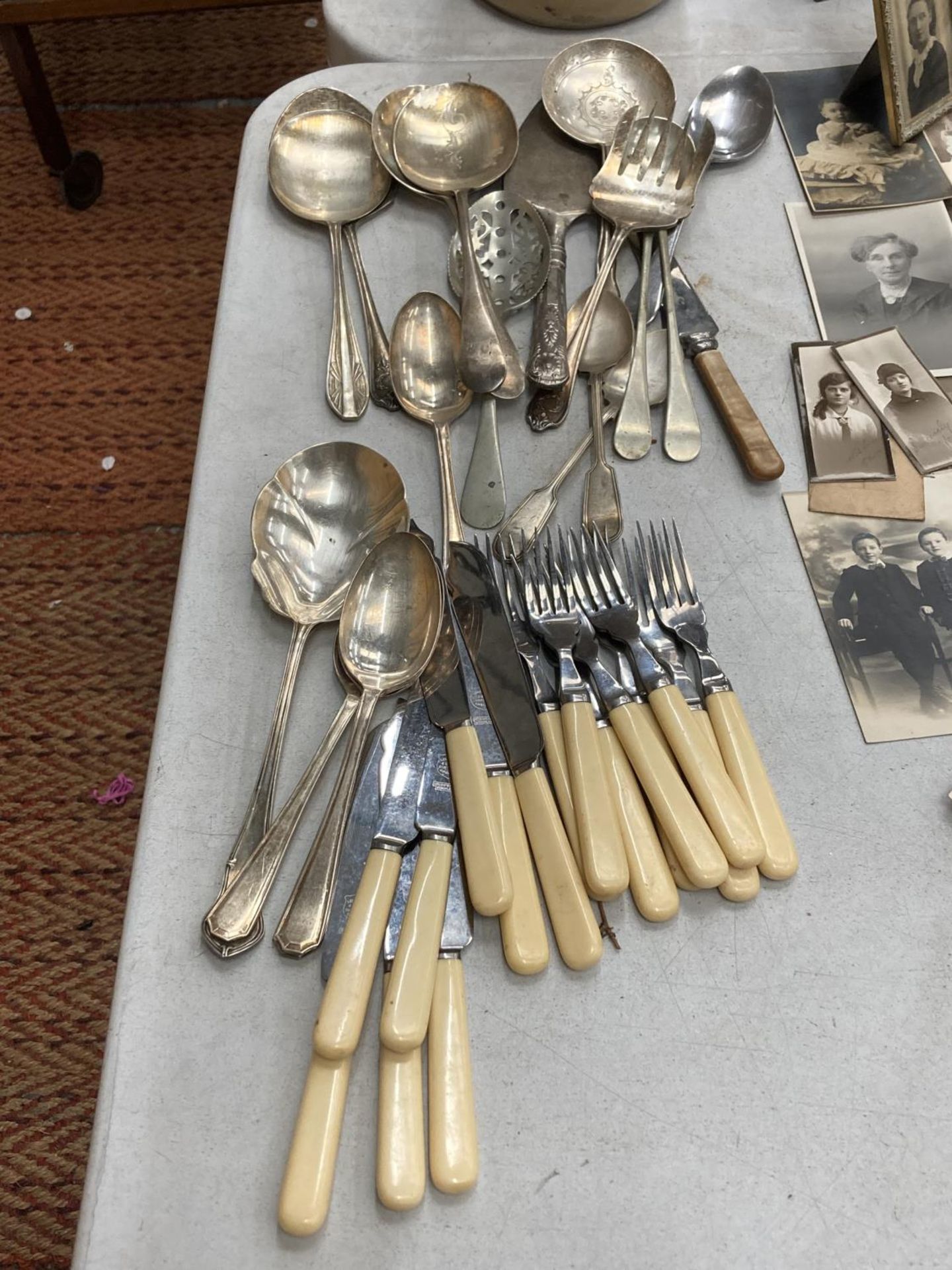A GROUP OF VINTAGE SILVER PLATED FLATWARE