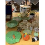 A MIXED CERAMIC LOT TO INCLUDE BESWICK WARE LEAF PLATES AND DISHES, A BREAKFAST SET INCLUDING