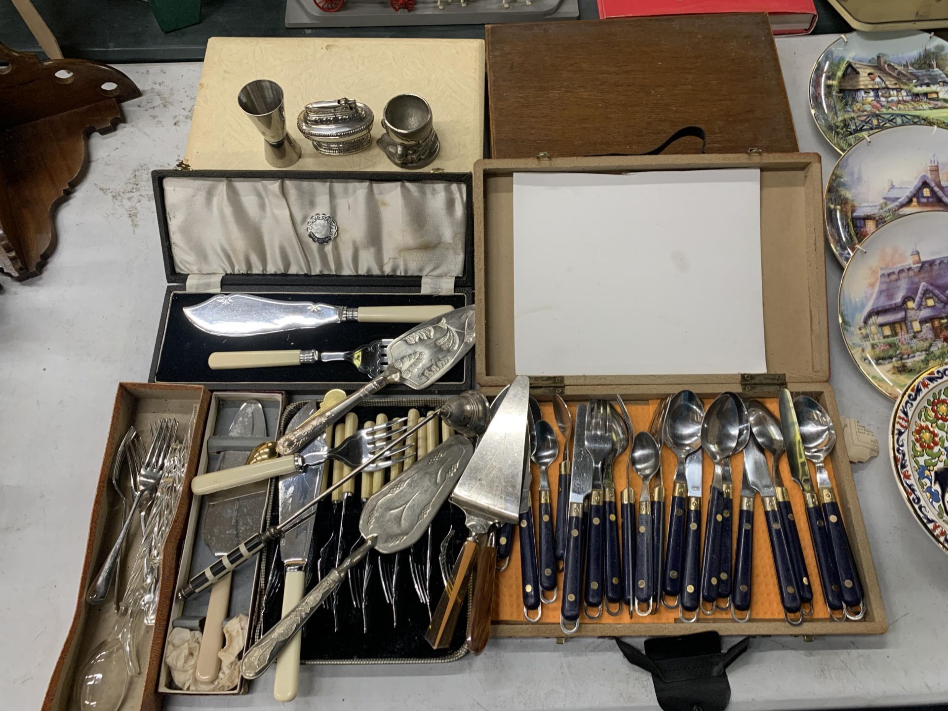 A QUANTITY OF VINTAGE FLATWARE, SOME BOXED, TO INCLUDE SERVING SETS PLUS A TABLE LIGHTER, ETC