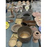 A LARGE QUANTITY OF BRASS AND COPPER ITEMS TO INCLUDE VASES, PLANTERS, PLATES, BOWLS, ETC