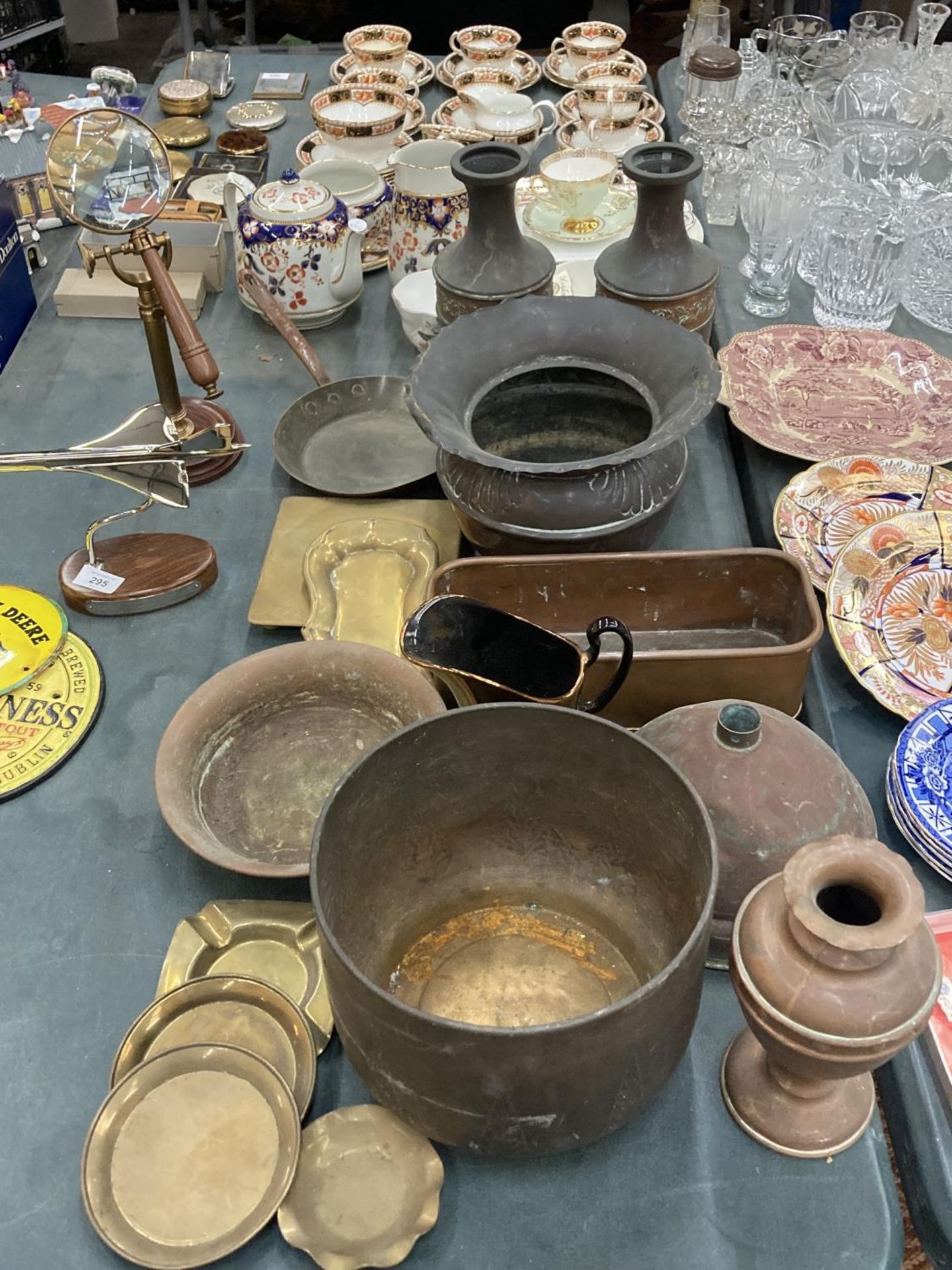 A LARGE QUANTITY OF BRASS AND COPPER ITEMS TO INCLUDE VASES, PLANTERS, PLATES, BOWLS, ETC