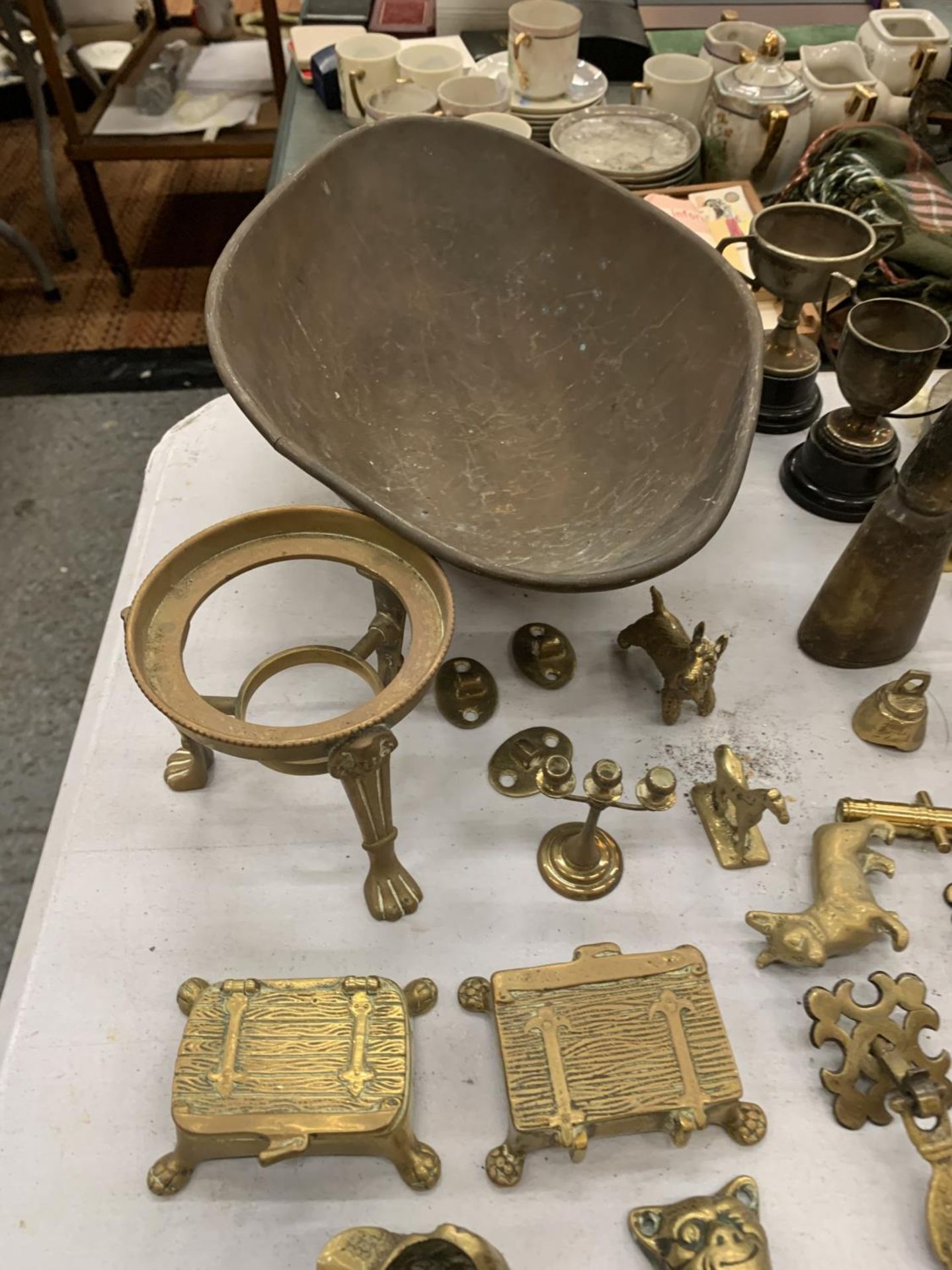 A LARGE QUANTITY OF VINTAGE BRASSWARE TO INCLUDE WEIGHTS, MINIATURE FIRE FENDERS, DOOR FURNITURE, - Image 4 of 5