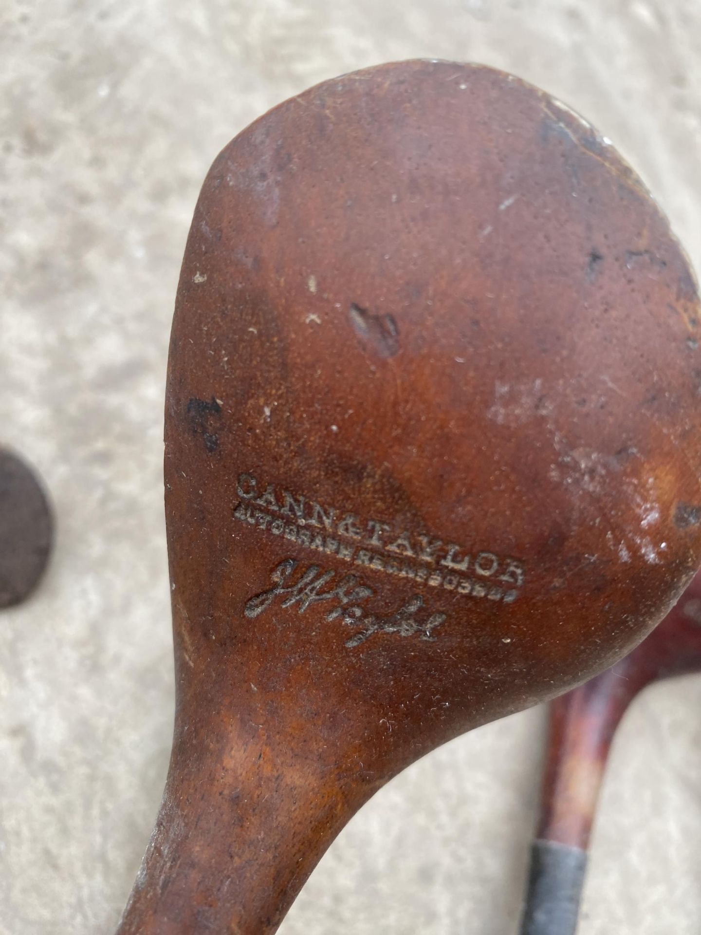 AN ASSORTMENT OF VINTAGE CANE AND METAL GOLF CLUBS TO INCLUDE GEORGE NICOLL, CANN AND TAYLOR AND C. - Image 3 of 15