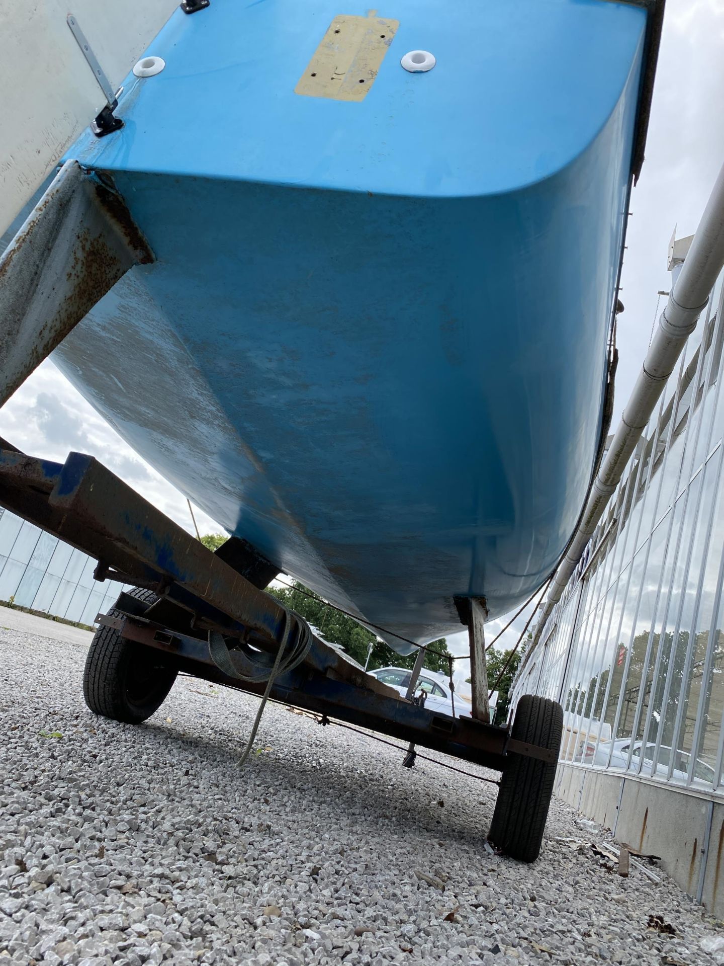 A FOXCUB 18 TWIN KEEL SAILBOAT WITH LAUNCHING TRAILER (NOT ROAD WORTHY) DRY STORED FOR THE LAST 8 - Image 8 of 13