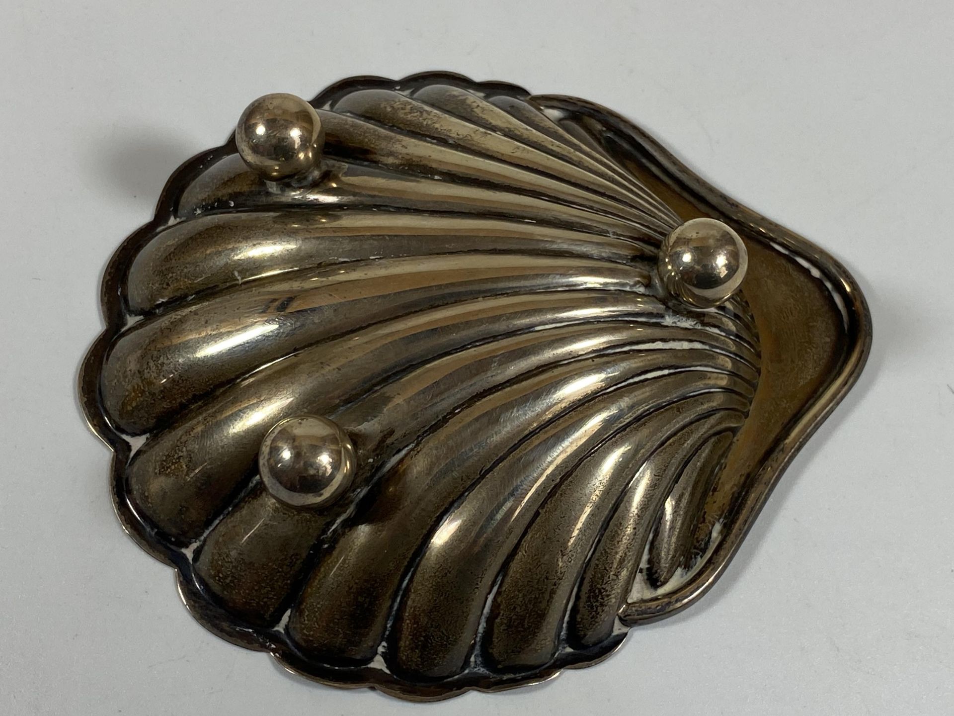 A SHEFFIELD HALLMARKED SILVER SHELL DISH ON BUN FEET, LENGTH 9.5CM, WEIGHT 40G - Image 3 of 5