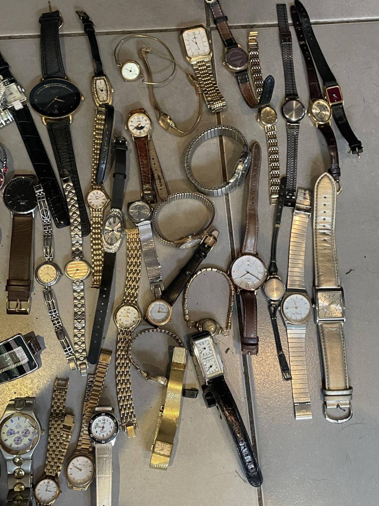 OVER FIFTY FIVE VARIOUS WRIST WATCHES TO INCLUDE ORIS, LEUBA, RAYMOND WEIL ETC - Image 4 of 4