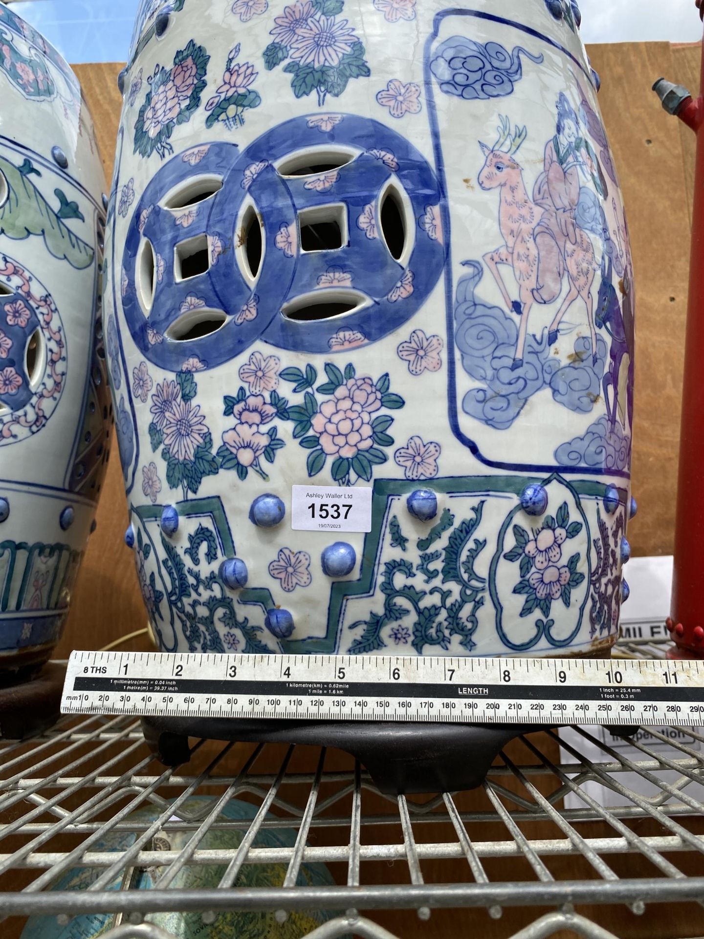 A LARGE ORIENTAL CERAMIC TABLE LAMP WITH WOODEN BASE - Image 6 of 6
