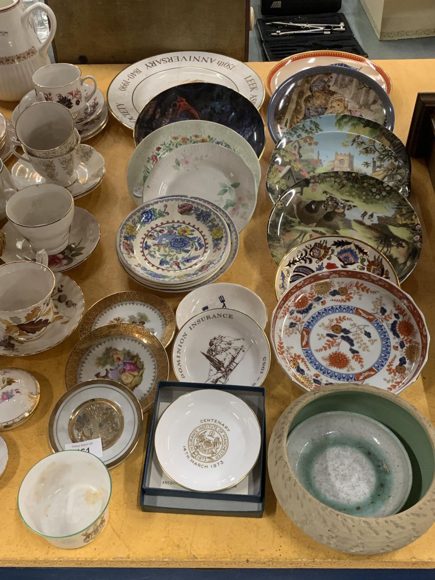 A LARGE QUANTITY OF CERAMICS AND CHINA TO INCLUDE CABINET PLATES, CHINA CUPS AND SAUCERS, PIN - Image 2 of 6